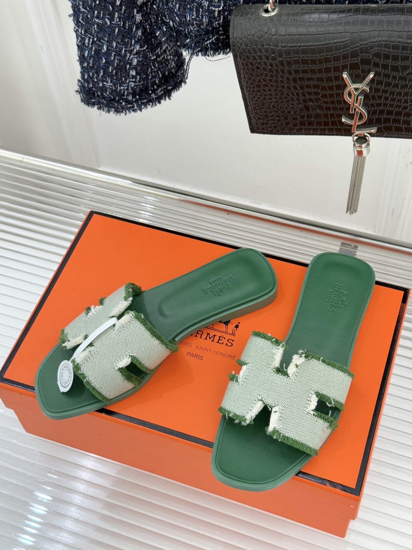 （配原版飞机盒）Hermès/爱马仕万年经典平底H凉鞋将简约美学与极致工艺完美融合。平底款式 回归舒适本