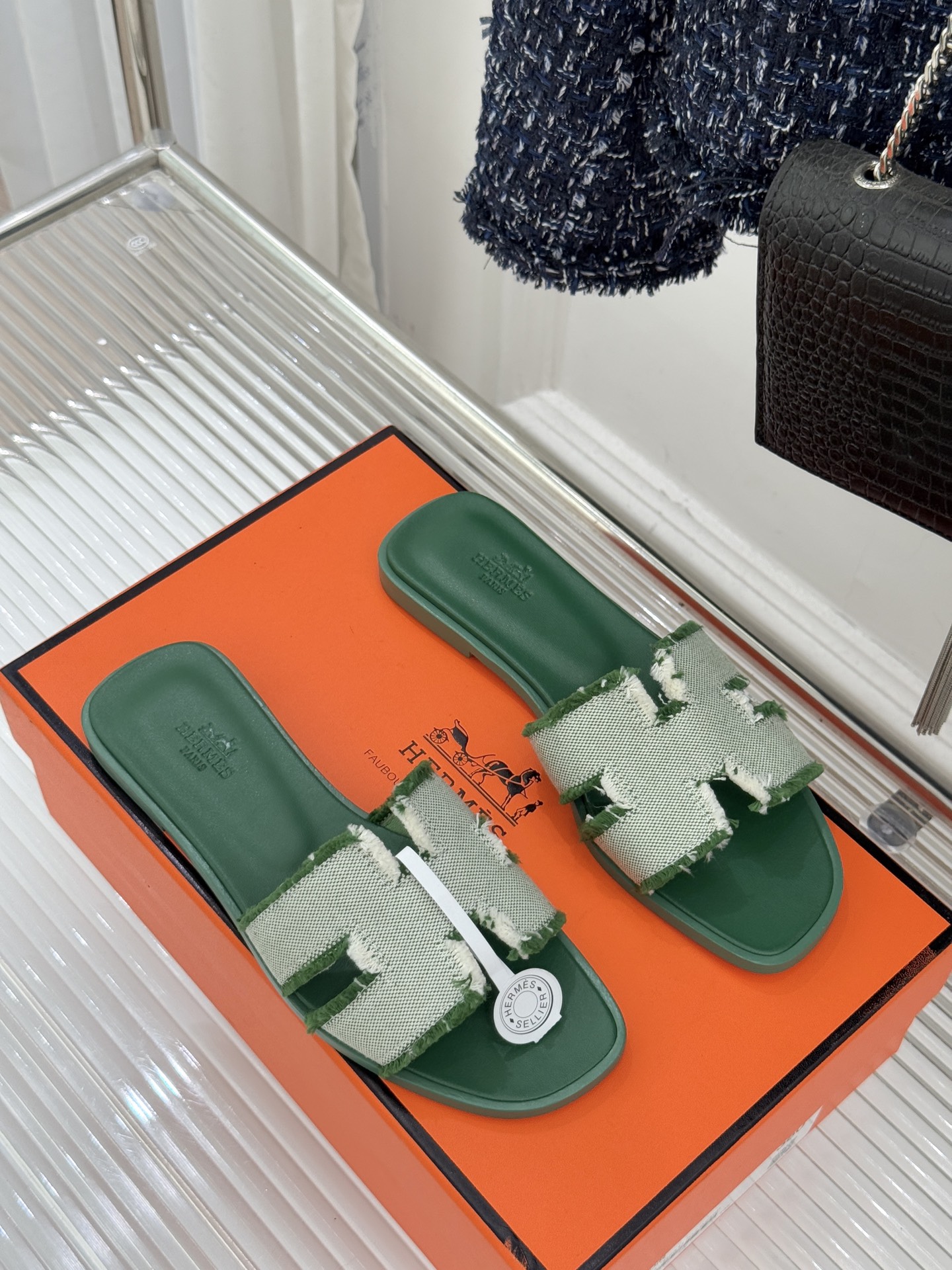 （配原版飞机盒）Hermès/爱马仕万年经典平底H凉鞋将简约美学与极致工艺完美融合。平底款式 回归舒适本