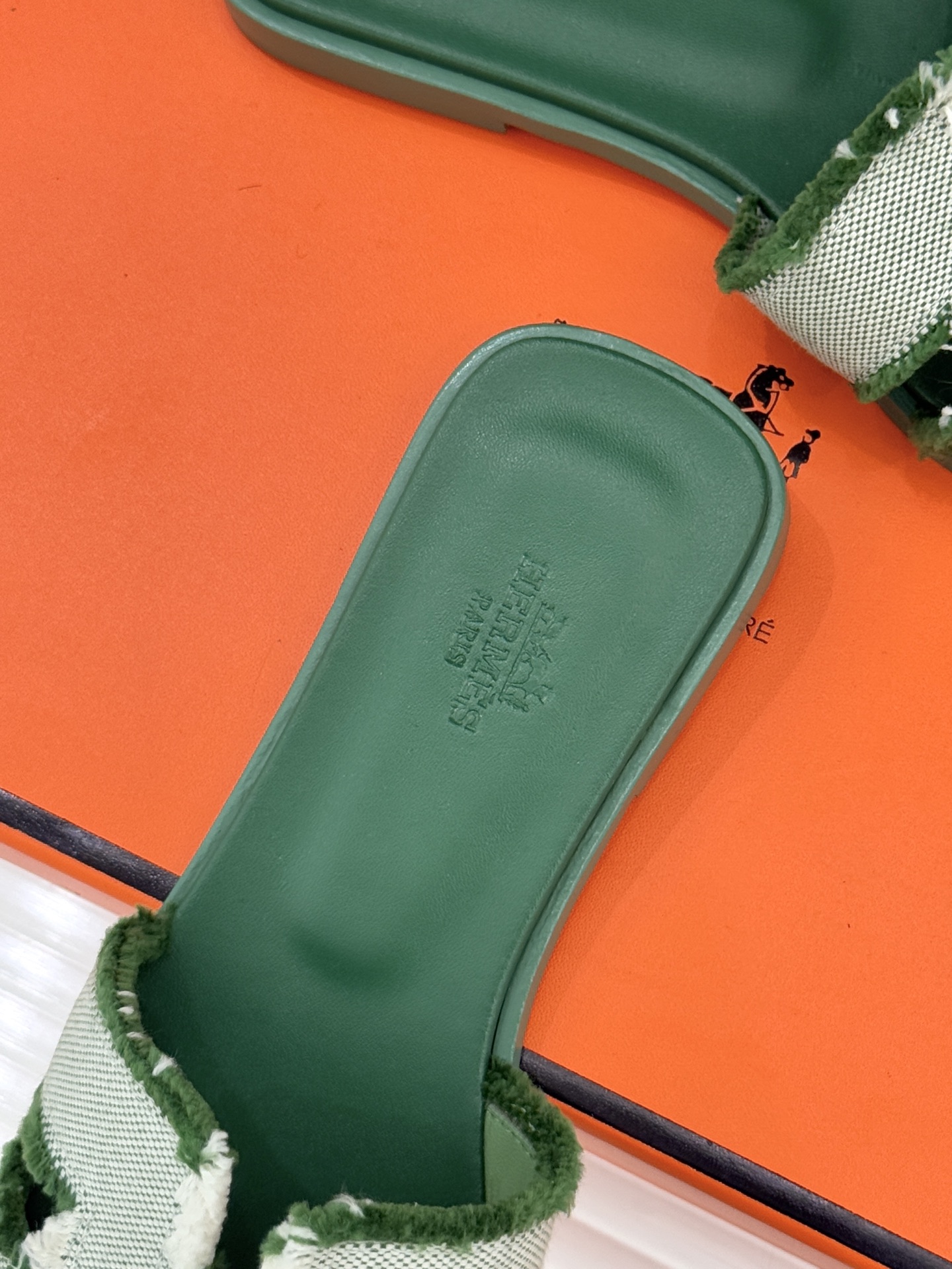 （配原版飞机盒）Hermès/爱马仕万年经典平底H凉鞋将简约美学与极致工艺完美融合。平底款式 回归舒适本