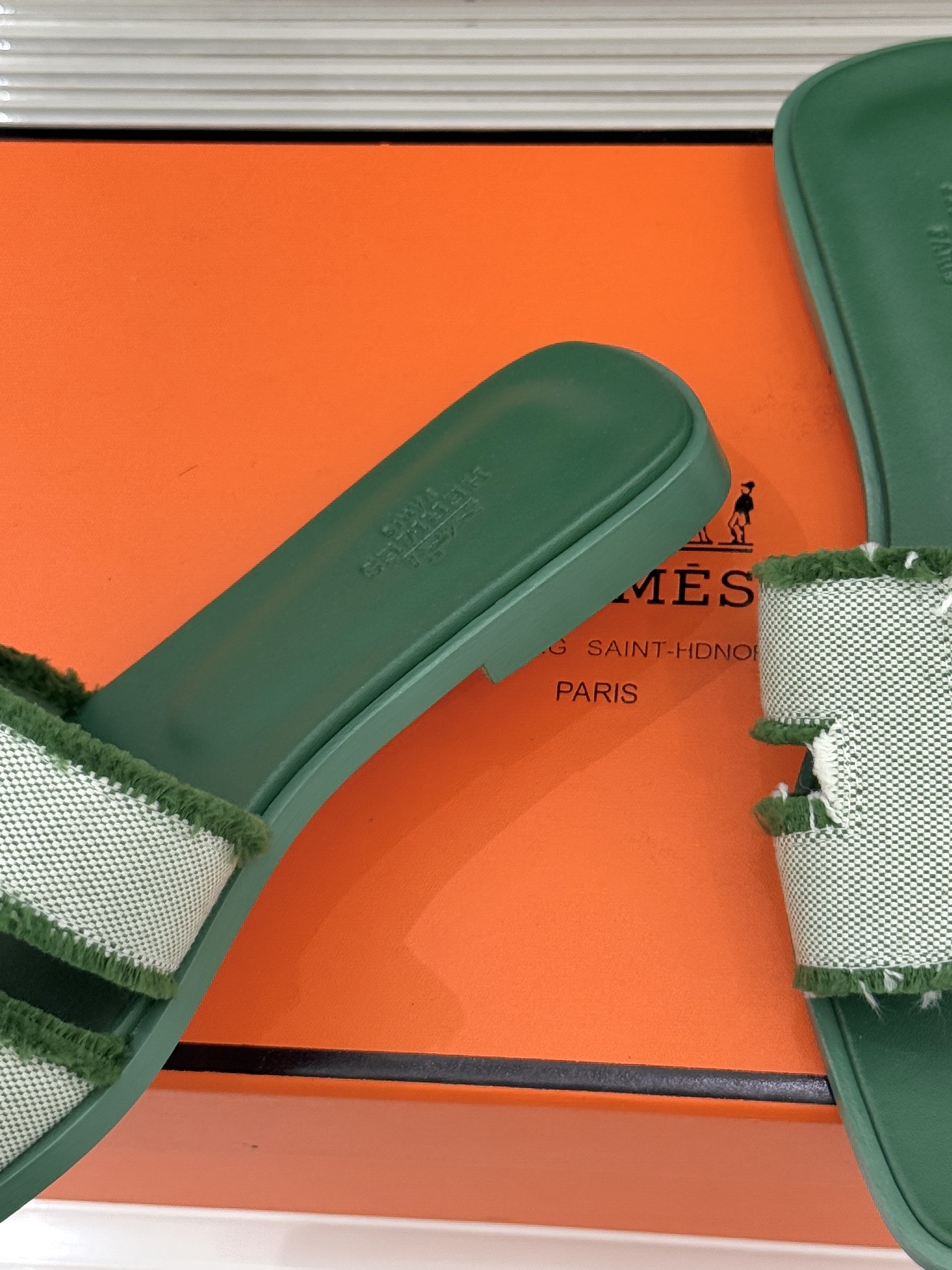 （配原版飞机盒）Hermès/爱马仕万年经典平底H凉鞋将简约美学与极致工艺完美融合。平底款式 回归舒适本