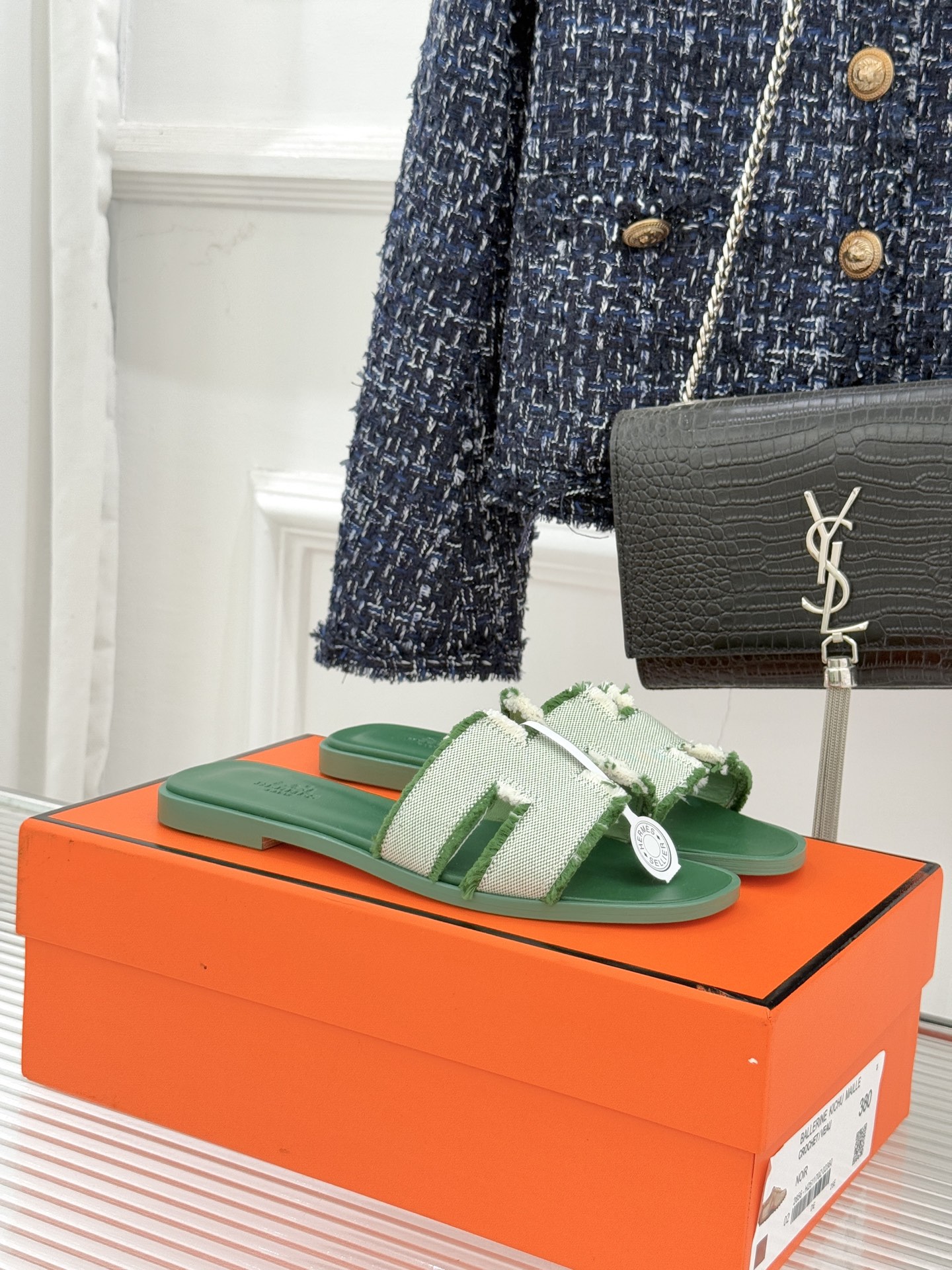 （配原版飞机盒）Hermès/爱马仕万年经典平底H凉鞋将简约美学与极致工艺完美融合。平底款式 回归舒适本