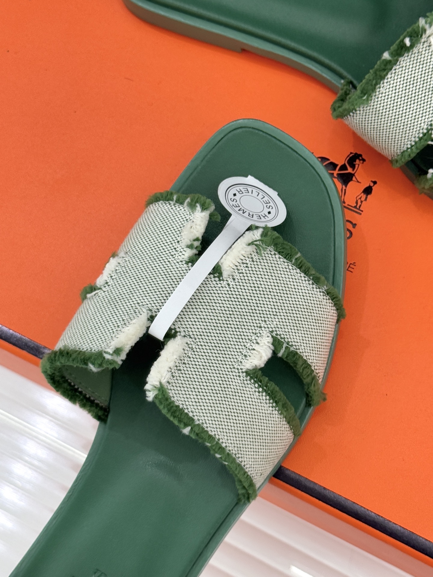 （配原版飞机盒）Hermès/爱马仕万年经典平底H凉鞋将简约美学与极致工艺完美融合。平底款式 回归舒适本