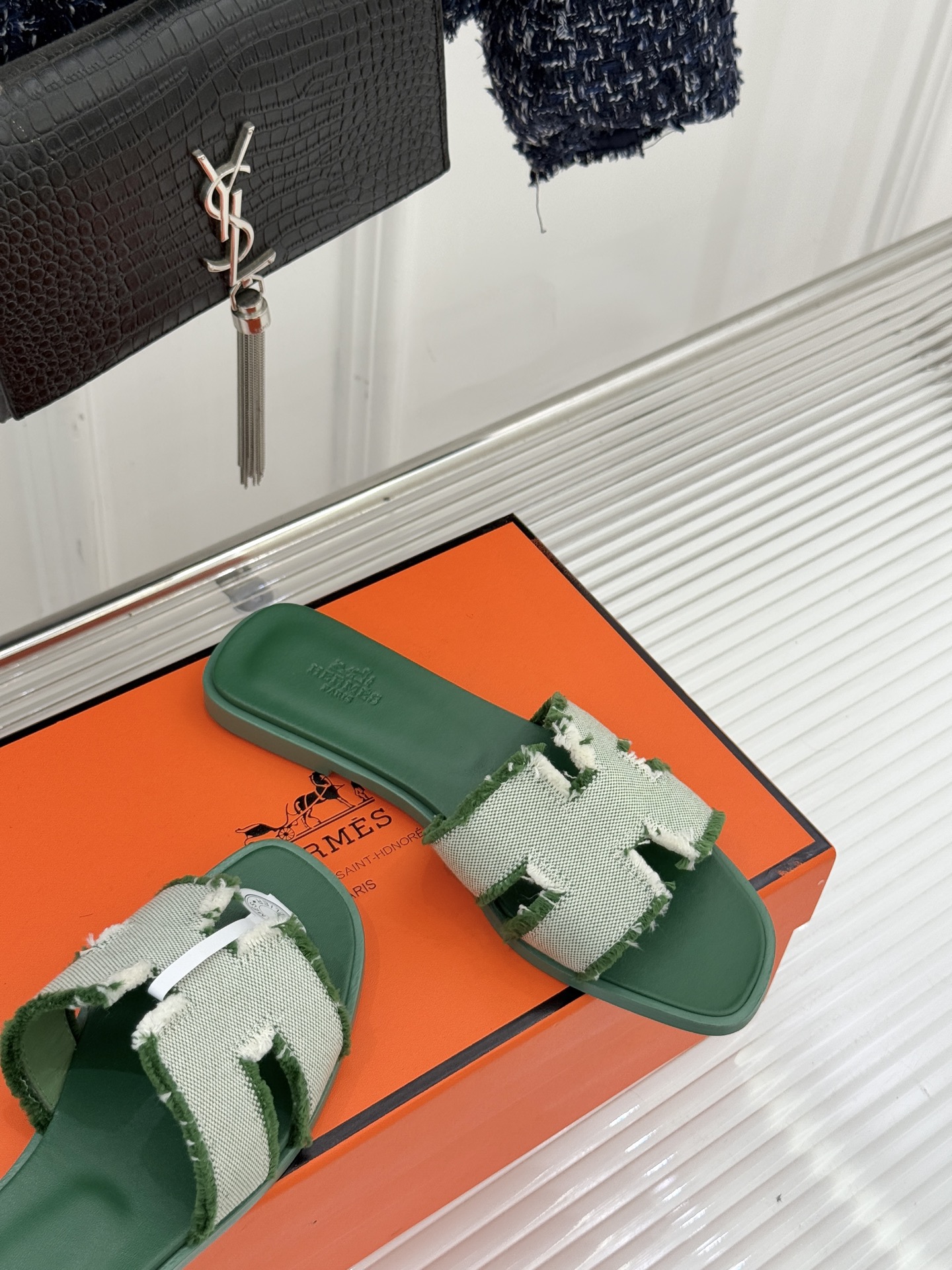 （配原版飞机盒）Hermès/爱马仕万年经典平底H凉鞋将简约美学与极致工艺完美融合。平底款式 回归舒适本