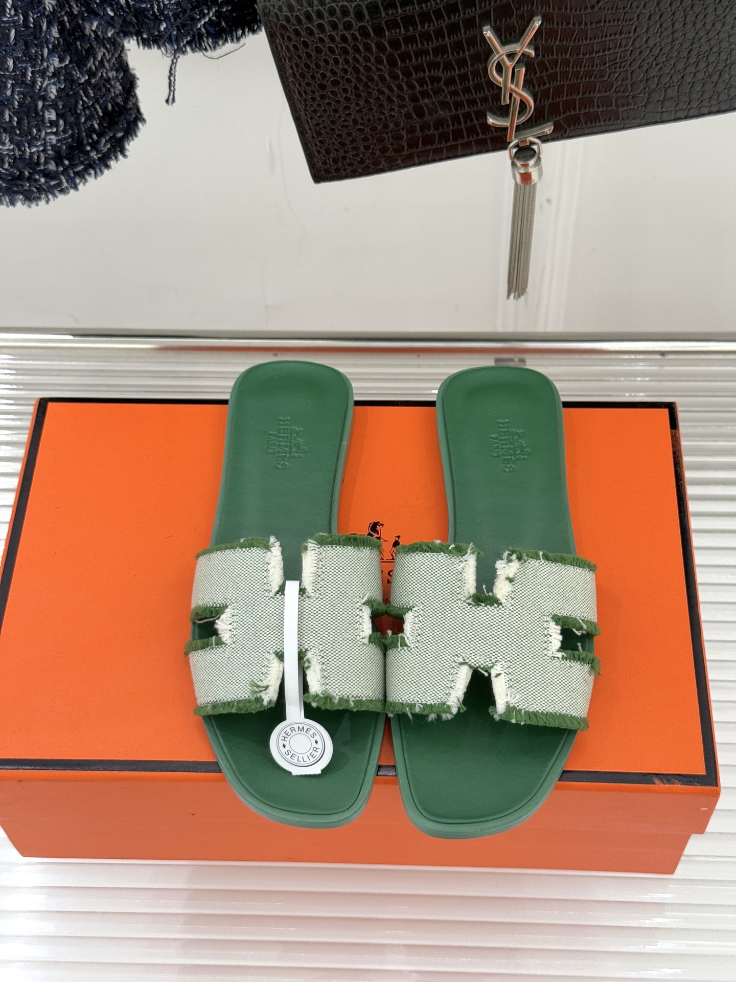 （配原版飞机盒）Hermès/爱马仕万年经典平底H凉鞋将简约美学与极致工艺完美融合。平底款式 回归舒适本