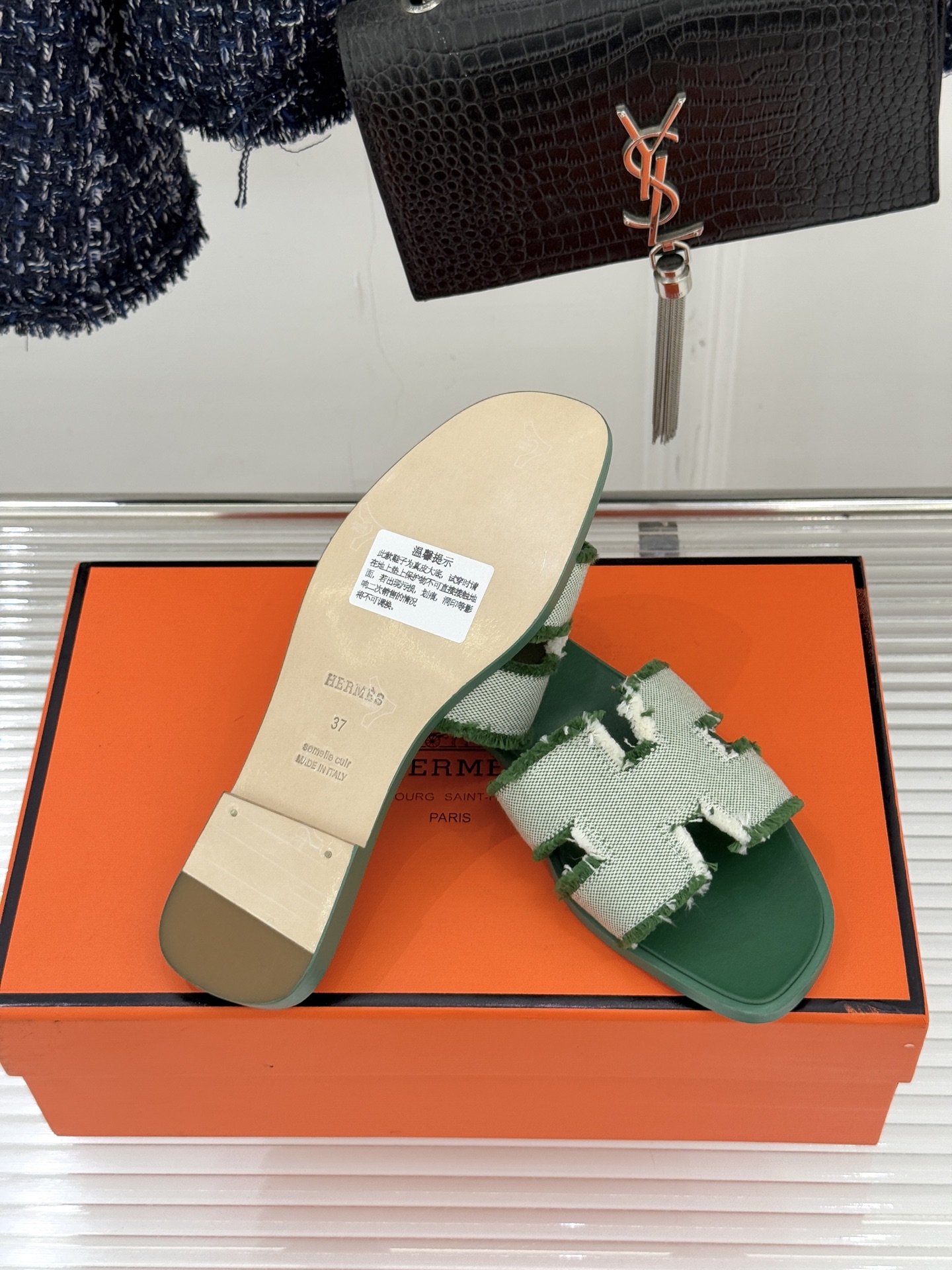 （配原版飞机盒）Hermès/爱马仕万年经典平底H凉鞋将简约美学与极致工艺完美融合。平底款式 回归舒适本