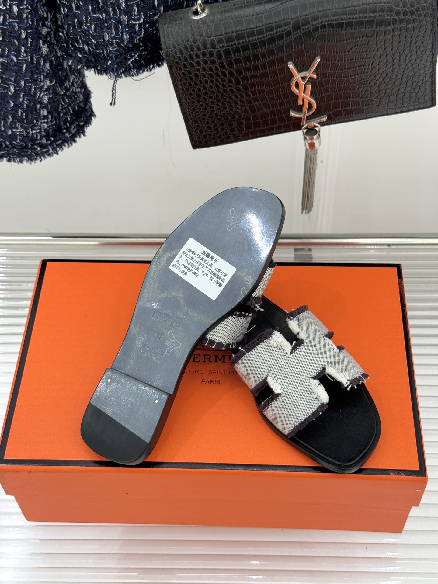 （配原版飞机盒）Hermès/爱马仕万年经典平底H凉鞋将简约美学与极致工艺完美融合。平底款式 回归舒适本