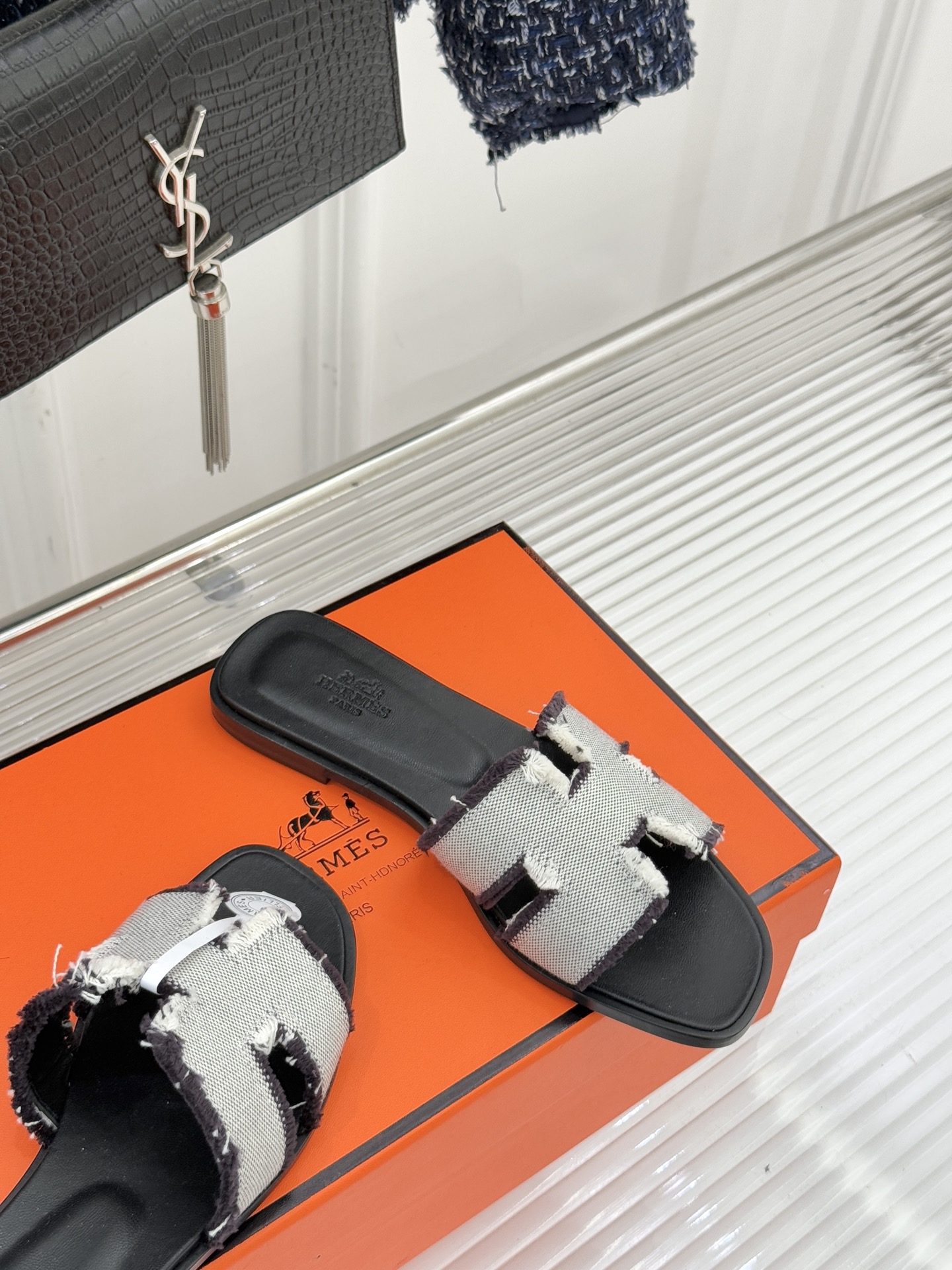 （配原版飞机盒）Hermès/爱马仕万年经典平底H凉鞋将简约美学与极致工艺完美融合。平底款式 回归舒适本