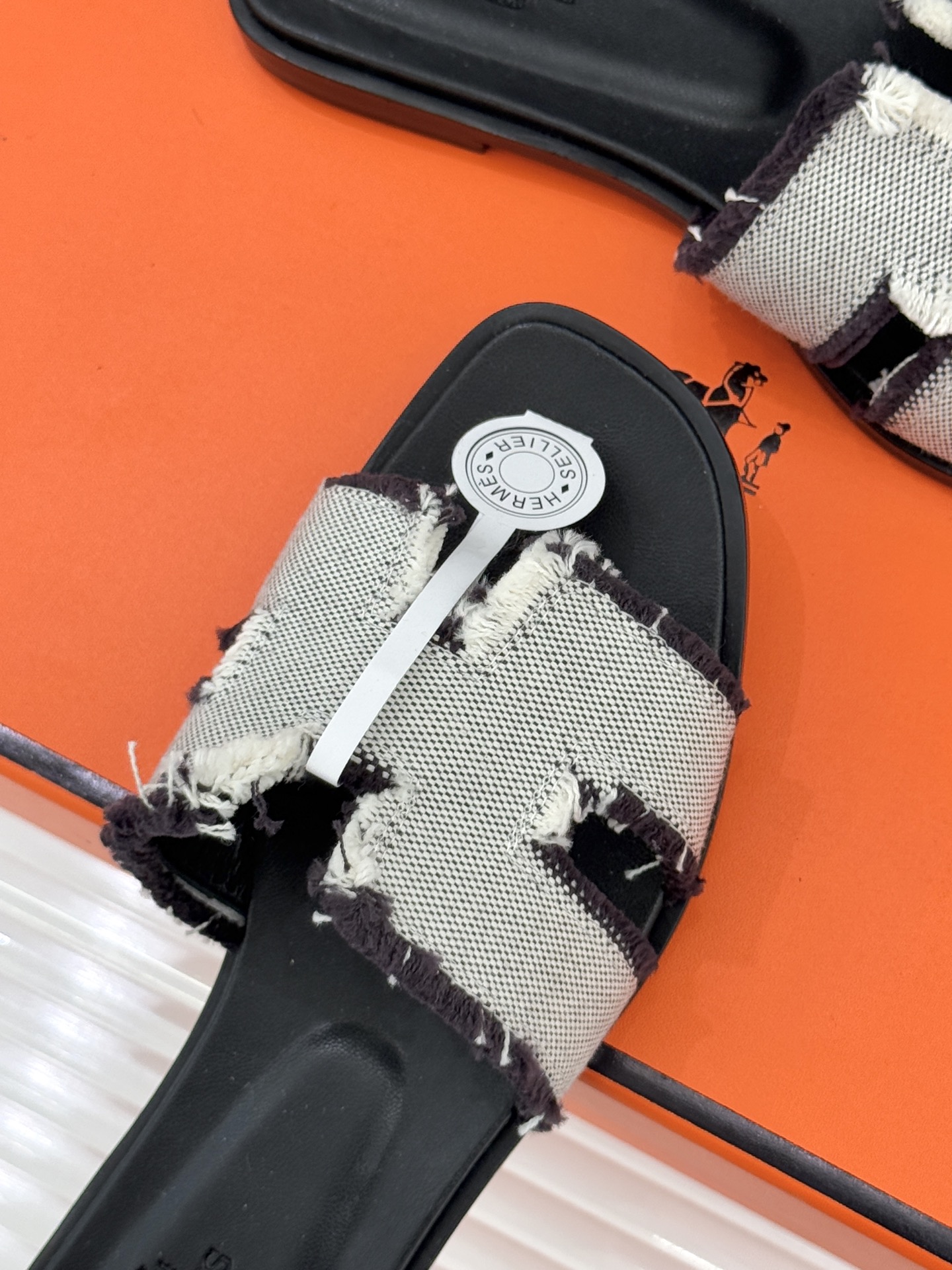 （配原版飞机盒）Hermès/爱马仕万年经典平底H凉鞋将简约美学与极致工艺完美融合。平底款式 回归舒适本