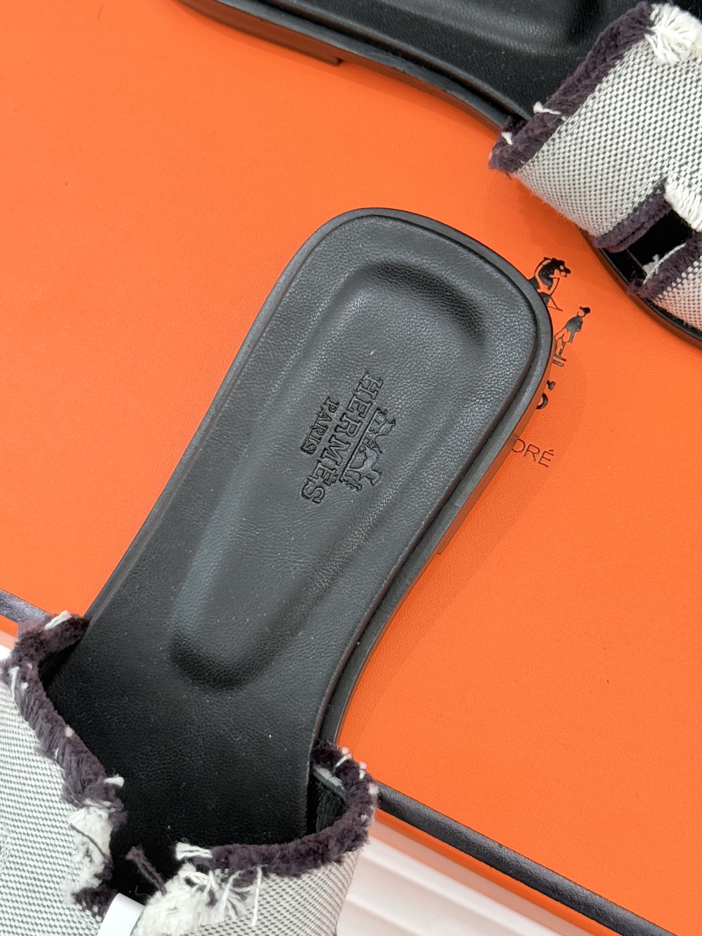 （配原版飞机盒）Hermès/爱马仕万年经典平底H凉鞋将简约美学与极致工艺完美融合。平底款式 回归舒适本