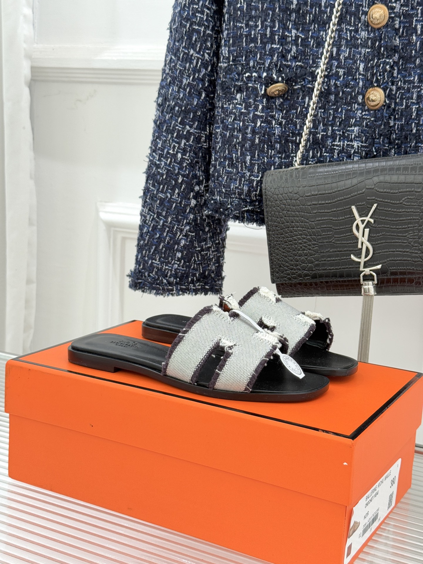 NO:721819,(With original airplane box) Hermès classic flat-soled H sandals perfectly combine simple aesthetics and ultimate craftsmanship. The flat-soled style returns to the original comfort and fits the curve of the foot. You can easily enjoy walking freely without any burden even if you wear it for a long time. The iconic 'H' element is presented in a unique tailoring, which is simple yet luxurious and highlights the brand style. Whether you are strolling on the streets in summer or attending fashionable occasions, it can be easily controlled and becomes the finishing touch of the style.  The fabric is made of original customized leather. The inner pads are all mixed sheepskin. The genuine leather outsole imported from Italy size35-39 (customized on 40/41/42) No. 96820260227, slippers, hermes, hermes, sandals, slippers, sheepskin, Leather soles19860909（配原版飞机盒） Hermès/爱马仕万年经典平底H凉鞋 将简约美学与极致工艺完美融合. 平底款式 回归舒适本真 贴合足底曲线 长时间穿着也毫无负担轻松享受自在步履. 标志性的“H”元素 以独特的剪裁呈现 简约而不失奢华 彰显品牌格调. 无论是漫步在夏日街头 还是出入时尚场合 它都能轻松驾驭 成为造型的点睛之笔. 面料采用原版定制皮料 内里垫脚均为混种羊皮 意大利进口真皮大底 size35-39（40/41/42定制） 编号96820260227,拖鞋,hermes,hermes,sandals,slippers,sheepskin,Leather soles,Women's Shoes