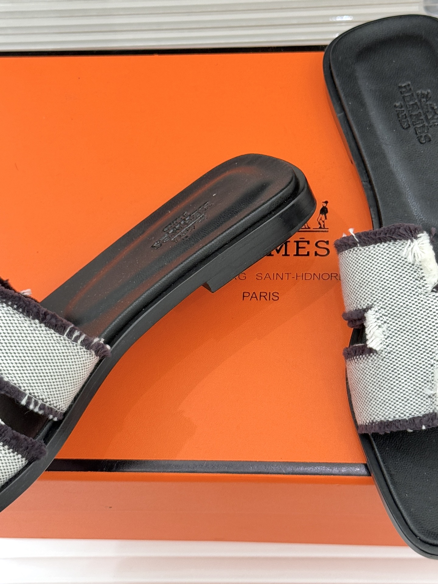 （配原版飞机盒）Hermès/爱马仕万年经典平底H凉鞋将简约美学与极致工艺完美融合。平底款式 回归舒适本