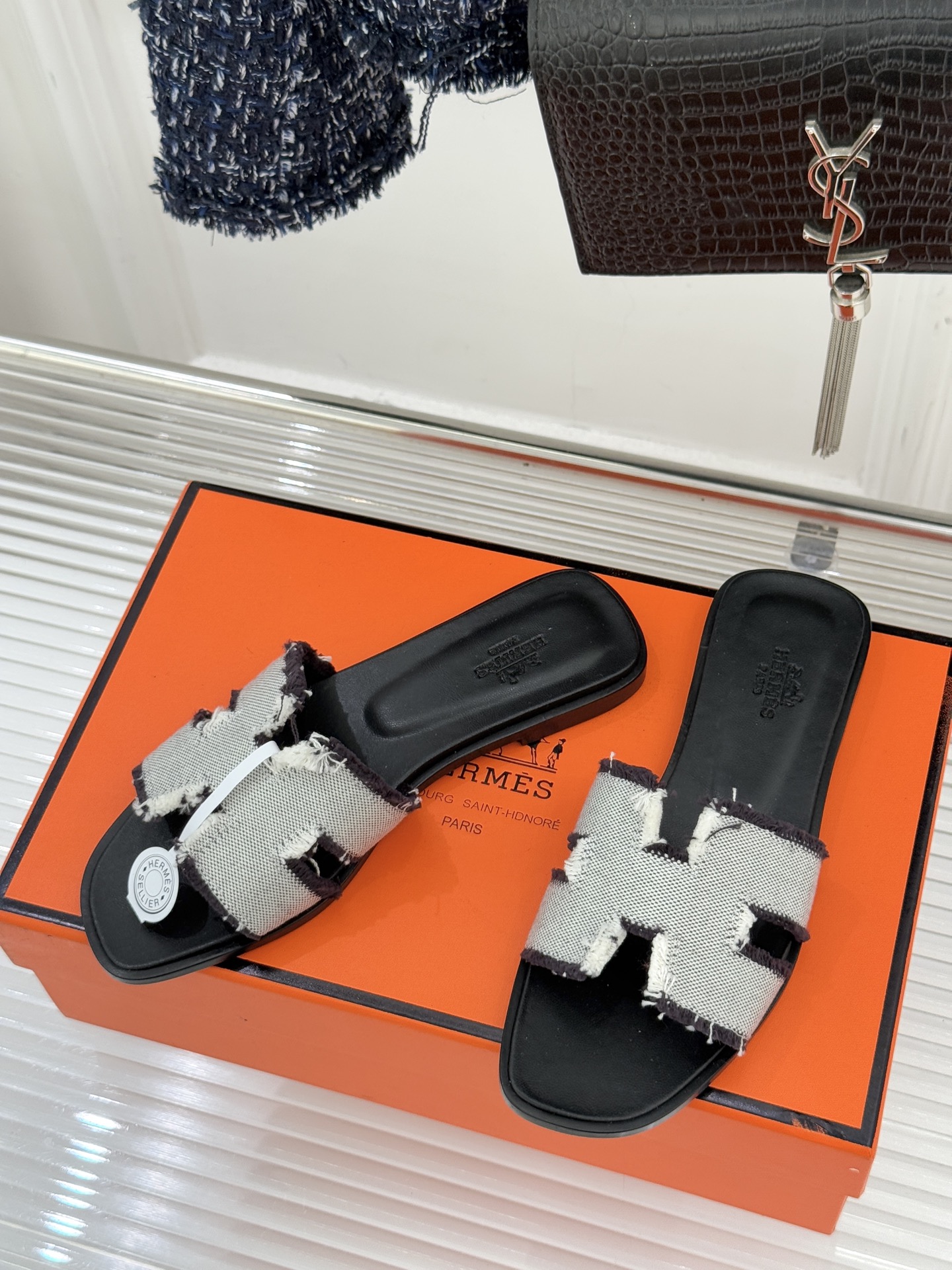 （配原版飞机盒）Hermès/爱马仕万年经典平底H凉鞋将简约美学与极致工艺完美融合。平底款式 回归舒适本