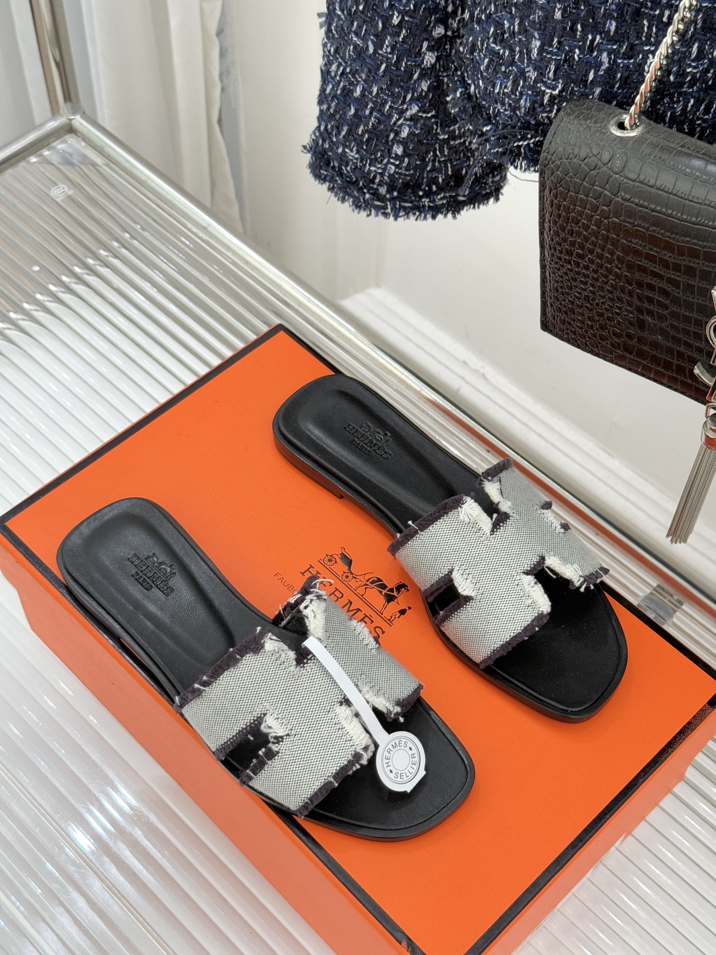 （配原版飞机盒）Hermès/爱马仕万年经典平底H凉鞋将简约美学与极致工艺完美融合。平底款式 回归舒适本