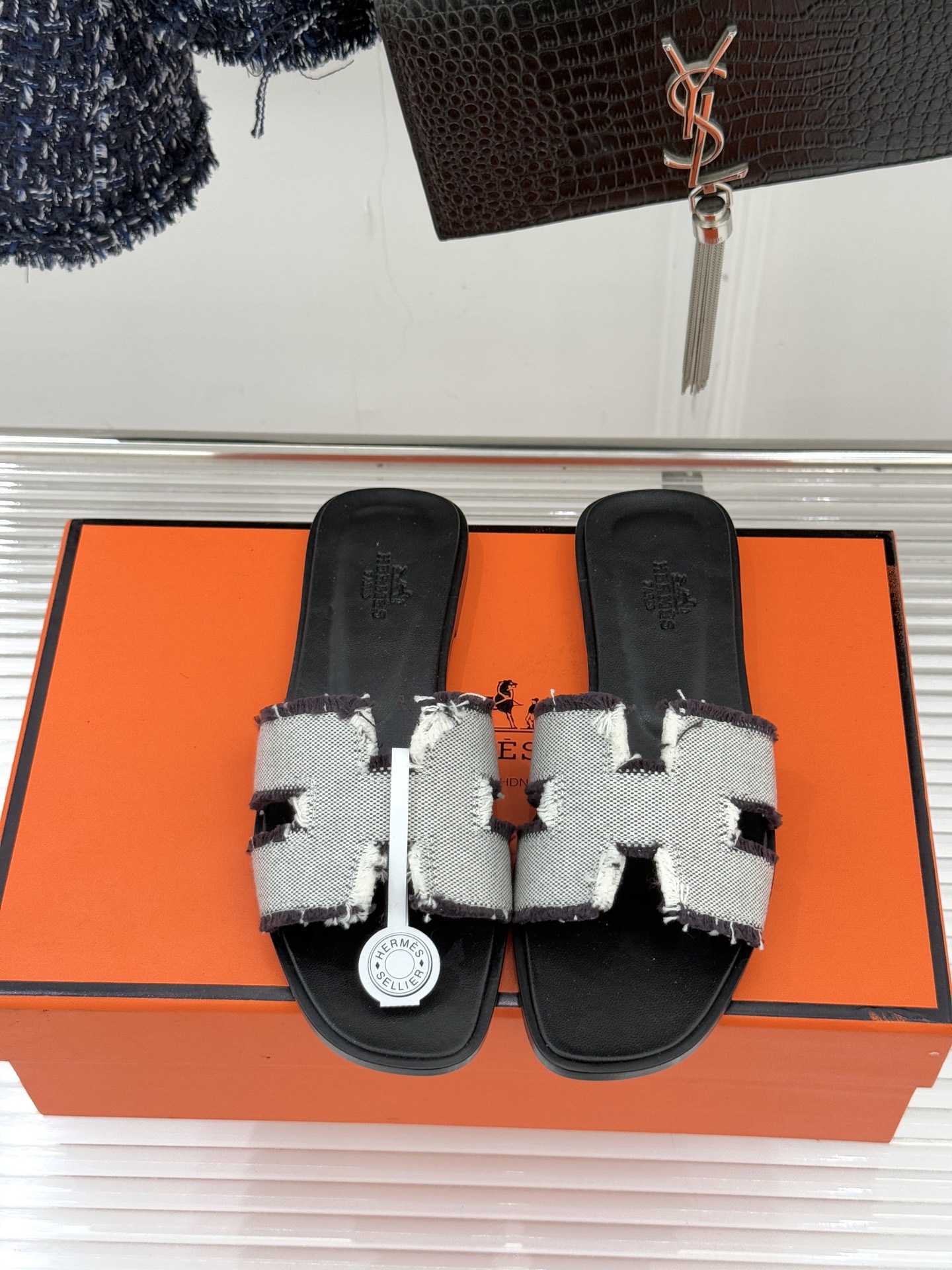 （配原版飞机盒）Hermès/爱马仕万年经典平底H凉鞋将简约美学与极致工艺完美融合。平底款式 回归舒适本