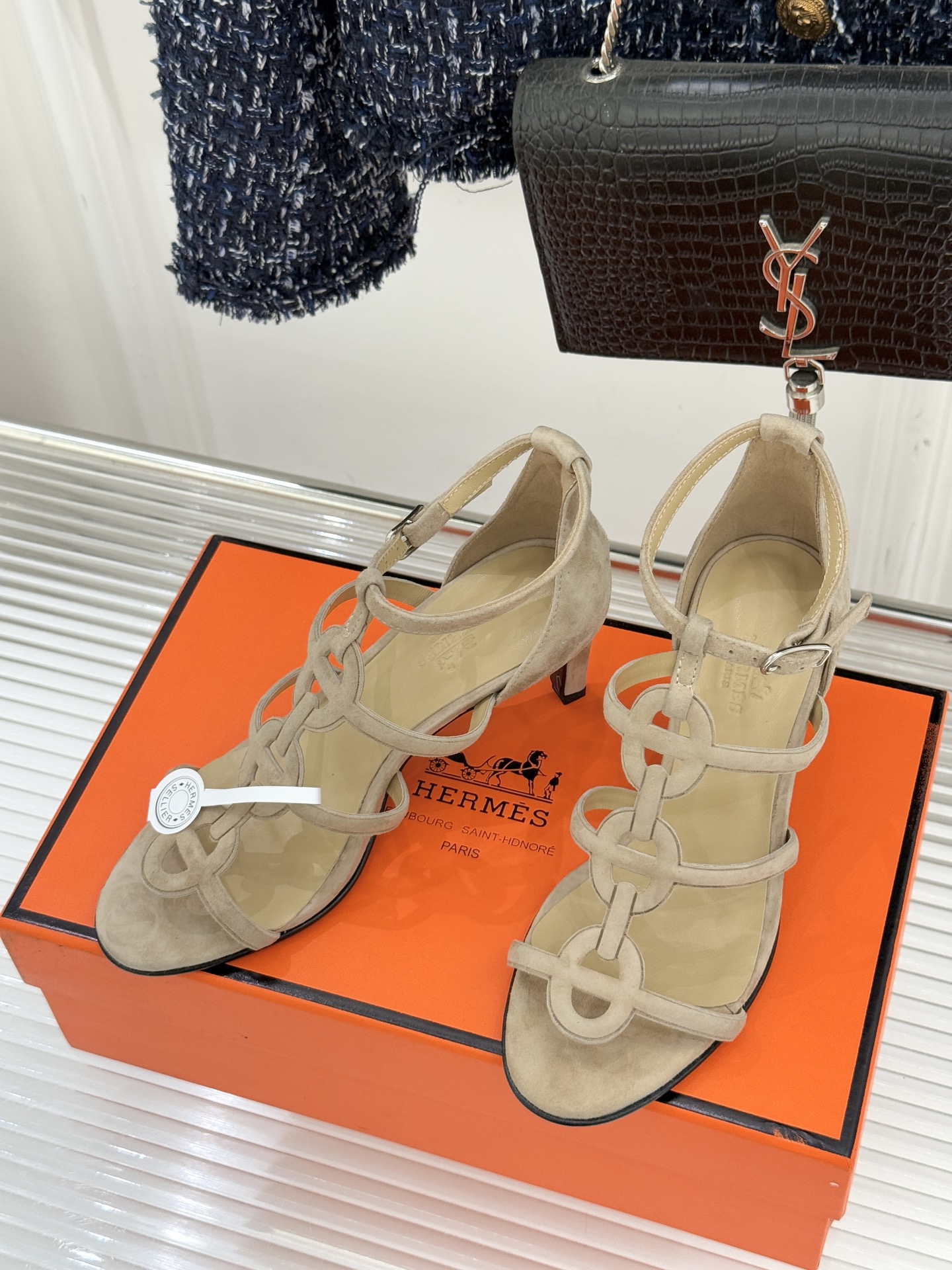 （配原版飞机盒）Hermès/爱马仕26WF早春新品早春猪鼻子细带高跟凉鞋当巴黎早春的暖阳唤醒时尚韵律这