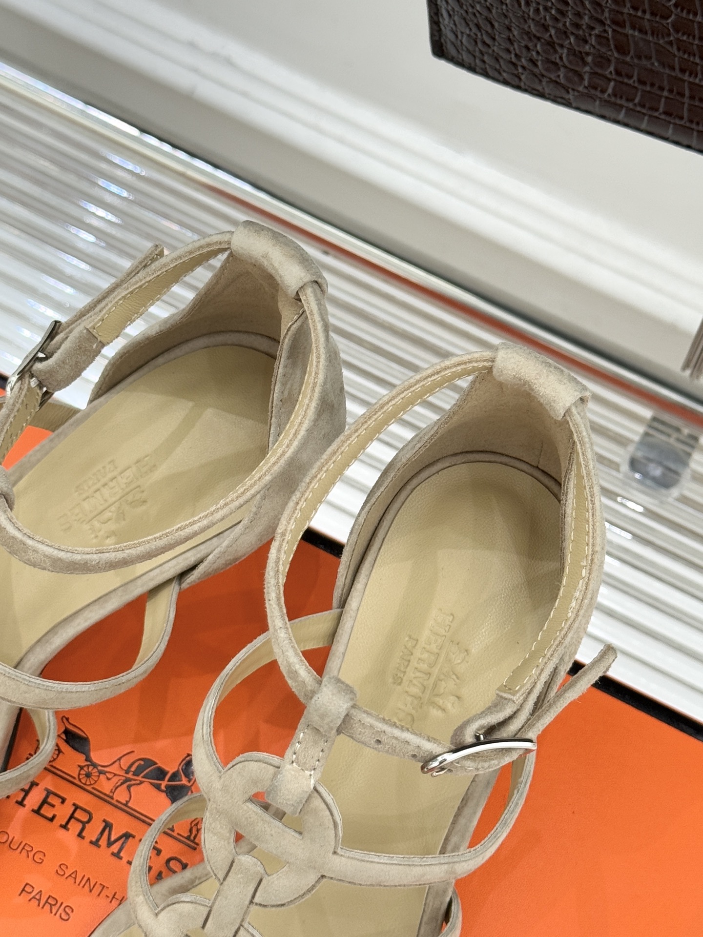 （配原版飞机盒）Hermès/爱马仕26WF早春新品早春猪鼻子细带高跟凉鞋当巴黎早春的暖阳唤醒时尚韵律这