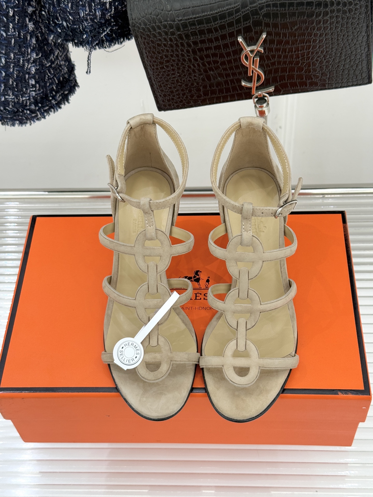 （配原版飞机盒）Hermès/爱马仕26WF早春新品早春猪鼻子细带高跟凉鞋当巴黎早春的暖阳唤醒时尚韵律这