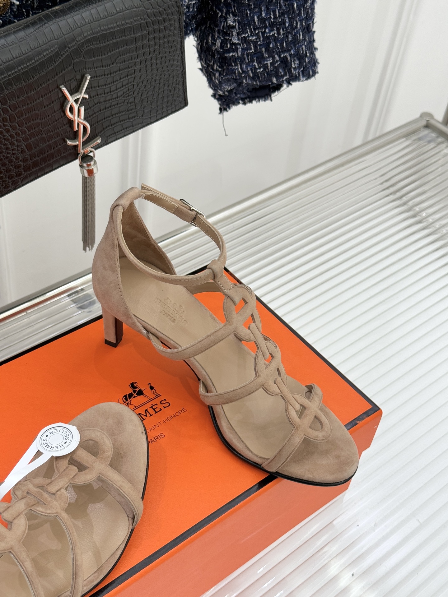 （配原版飞机盒）Hermès/爱马仕26WF早春新品早春猪鼻子细带高跟凉鞋当巴黎早春的暖阳唤醒时尚韵律这