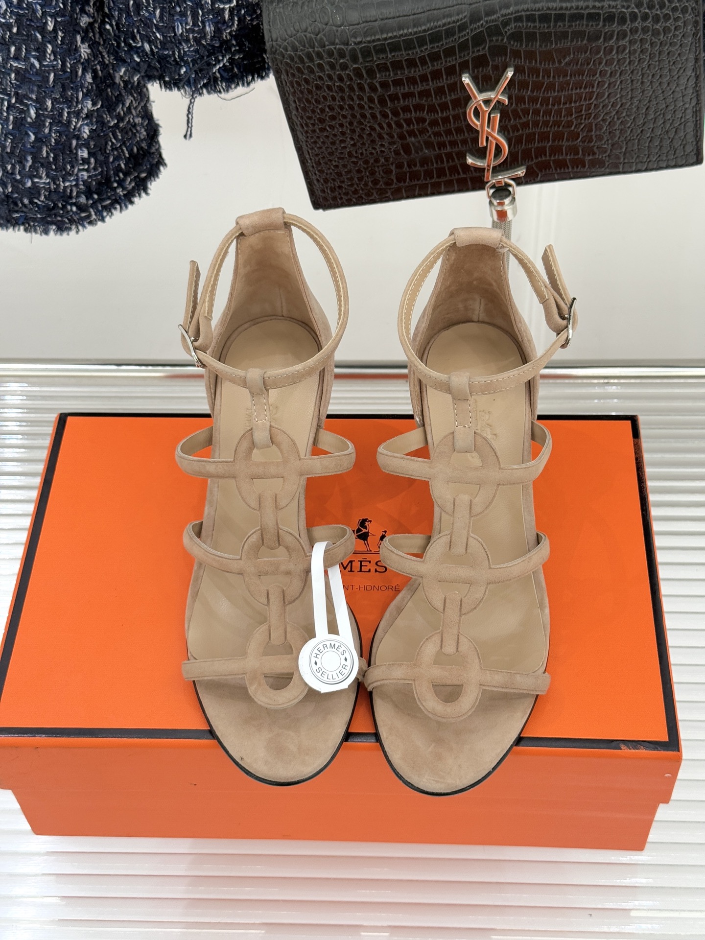 （配原版飞机盒）Hermès/爱马仕26WF早春新品早春猪鼻子细带高跟凉鞋当巴黎早春的暖阳唤醒时尚韵律这