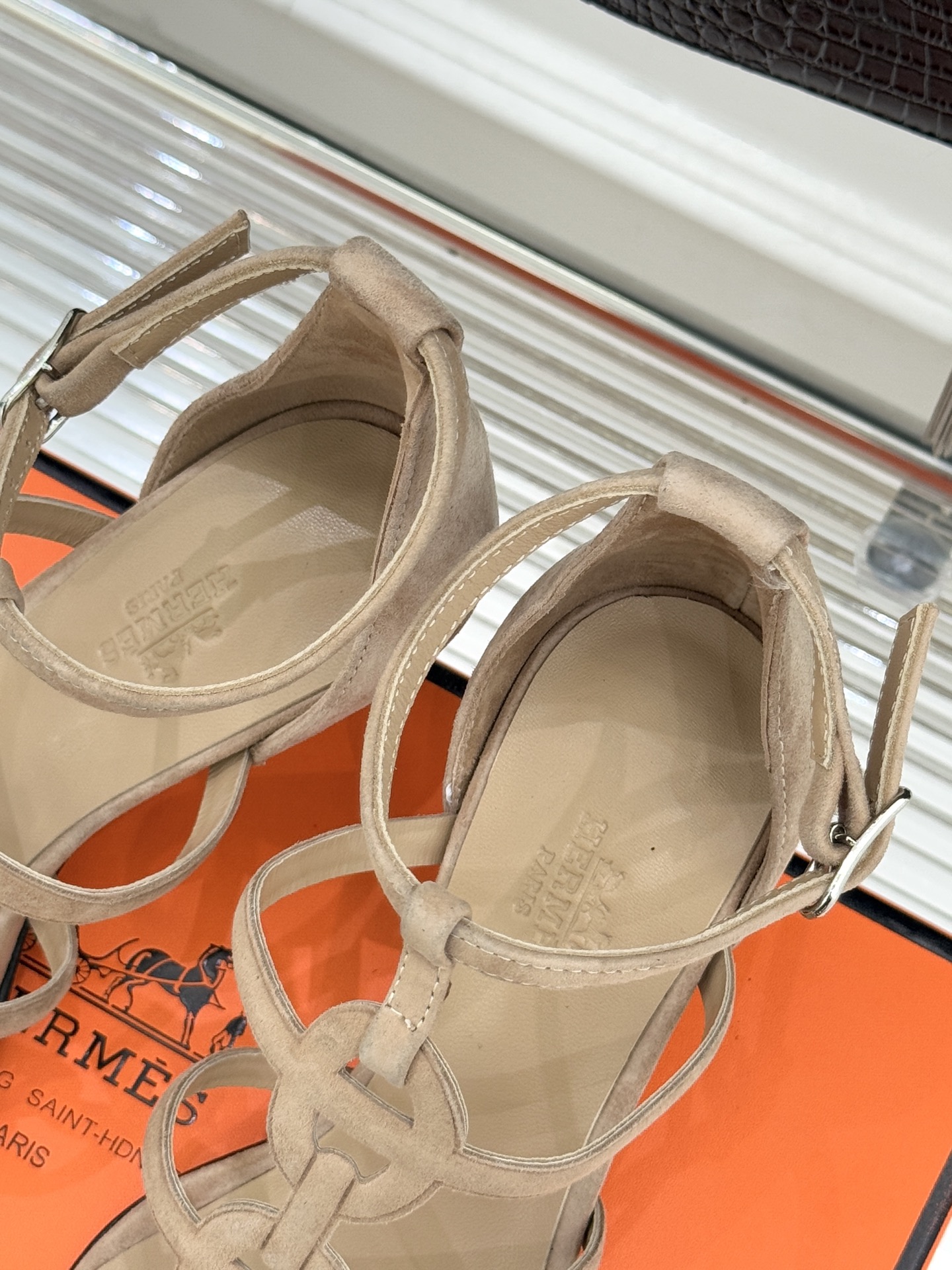 （配原版飞机盒）Hermès/爱马仕26WF早春新品早春猪鼻子细带高跟凉鞋当巴黎早春的暖阳唤醒时尚韵律这