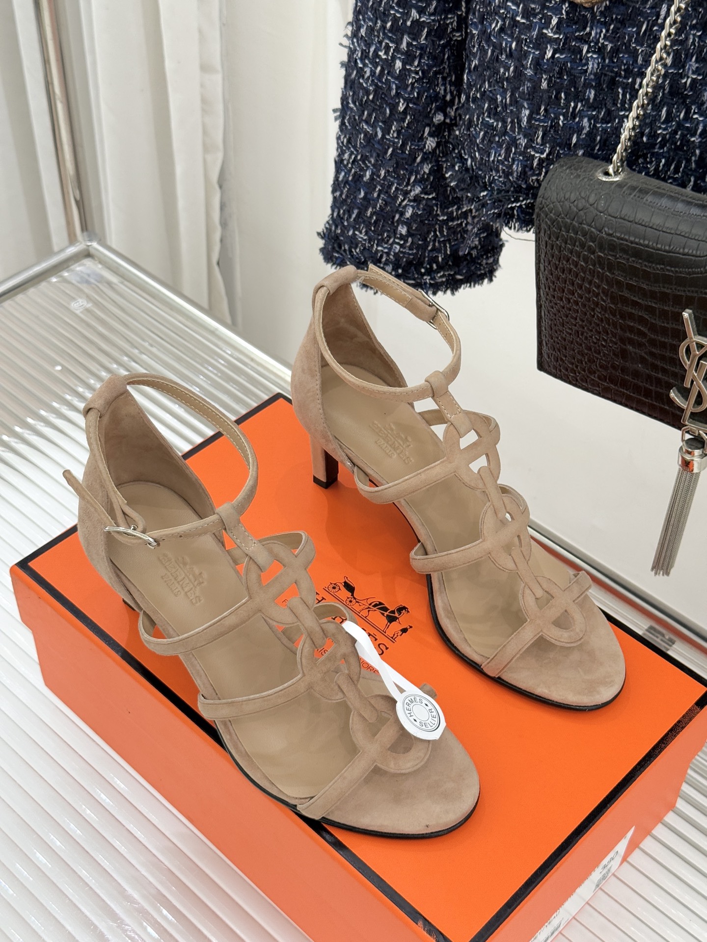 （配原版飞机盒）Hermès/爱马仕26WF早春新品早春猪鼻子细带高跟凉鞋当巴黎早春的暖阳唤醒时尚韵律这