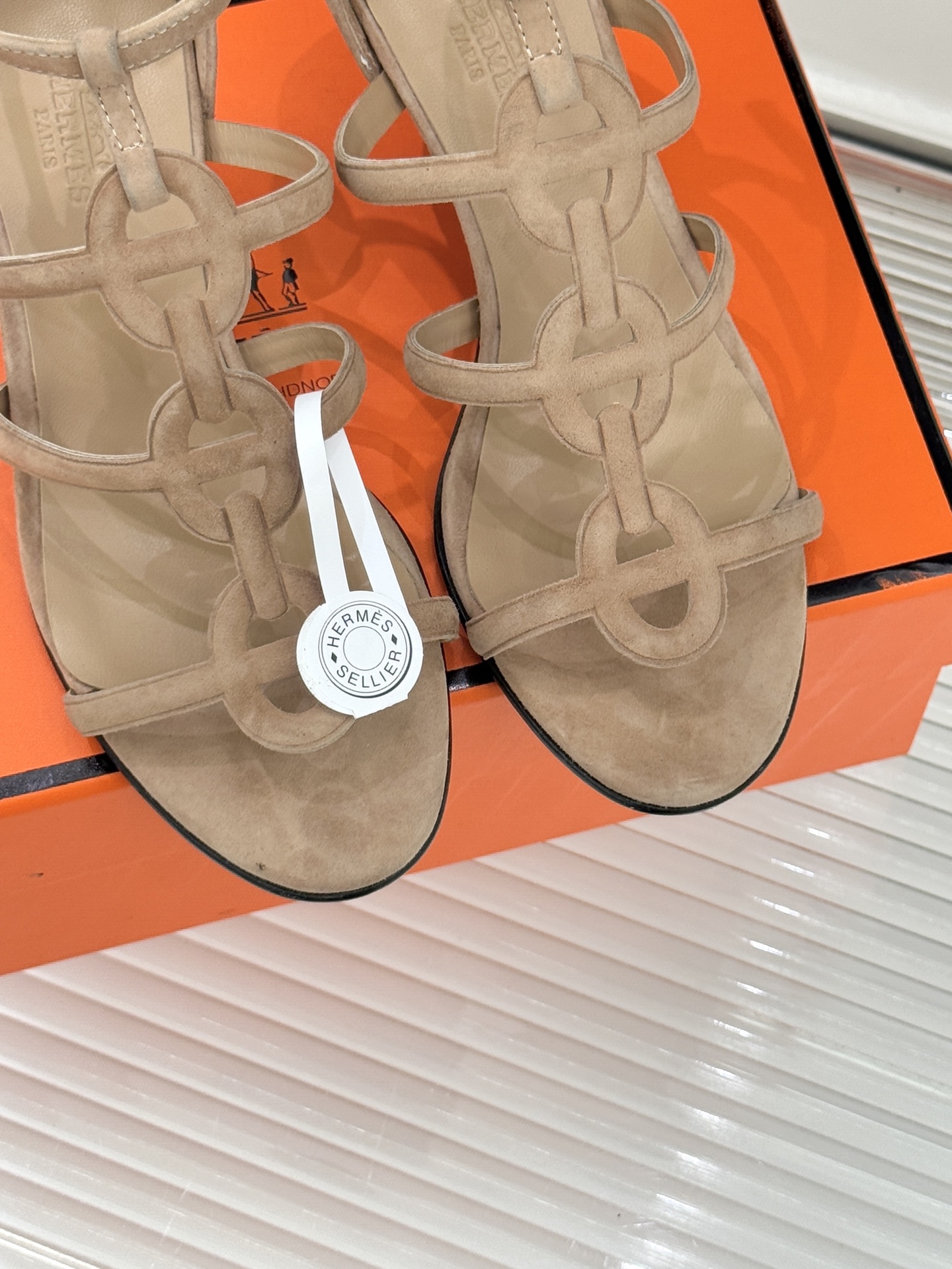 （配原版飞机盒）Hermès/爱马仕26WF早春新品早春猪鼻子细带高跟凉鞋当巴黎早春的暖阳唤醒时尚韵律这