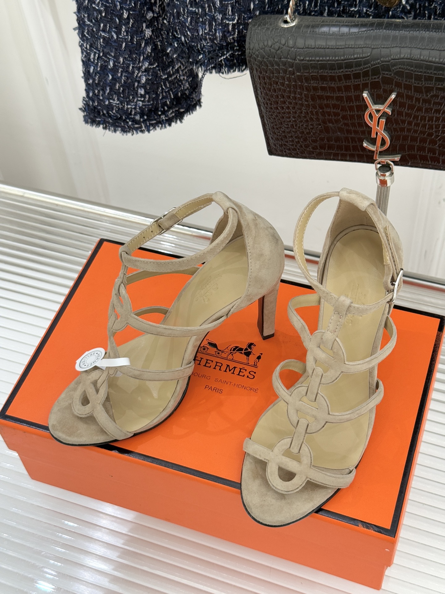 （配原版飞机盒）Hermès/爱马仕26WF早春新品早春猪鼻子细带高跟凉鞋当巴黎早春的暖阳唤醒时尚韵律这