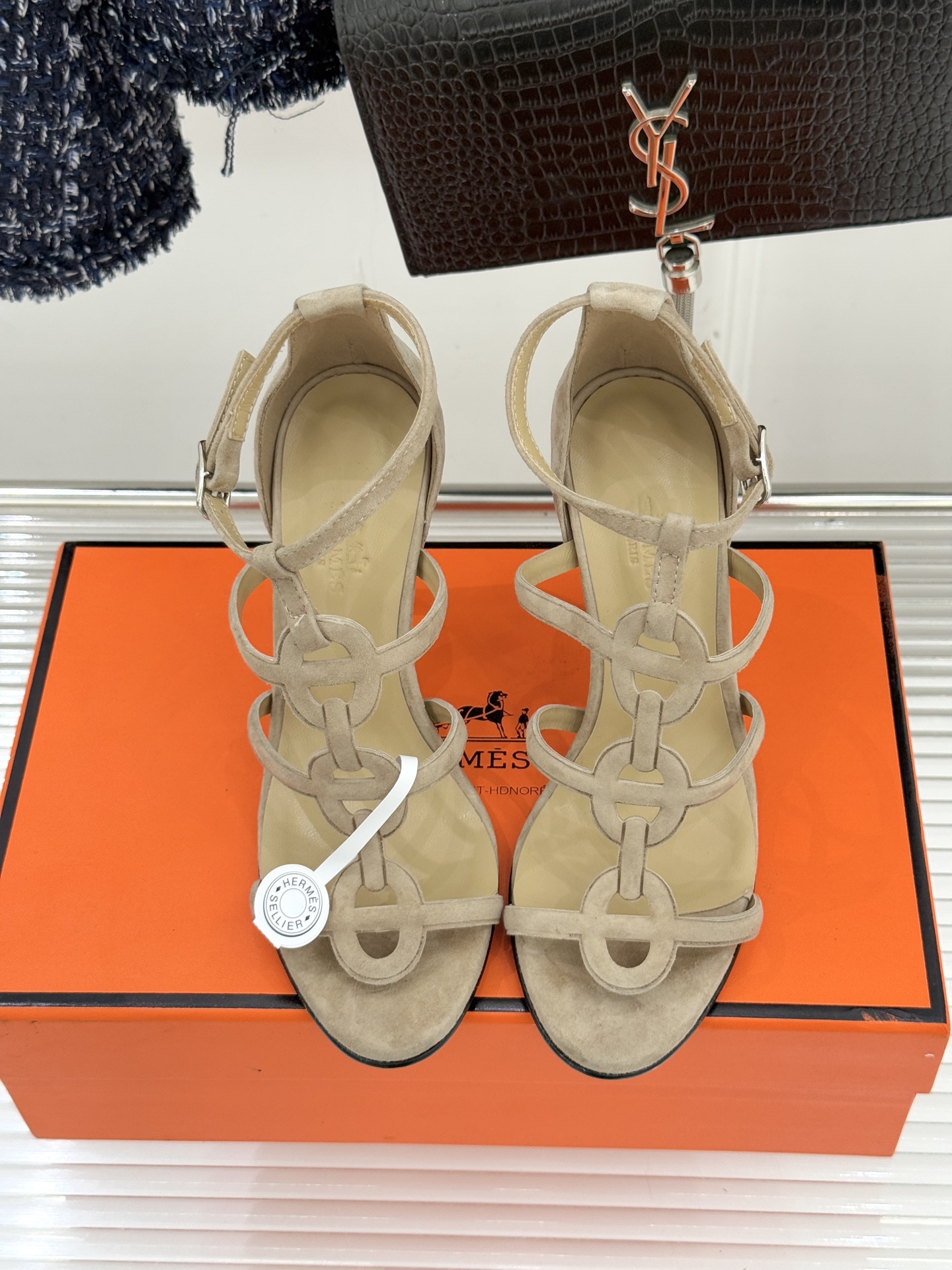 （配原版飞机盒）Hermès/爱马仕26WF早春新品早春猪鼻子细带高跟凉鞋当巴黎早春的暖阳唤醒时尚韵律这