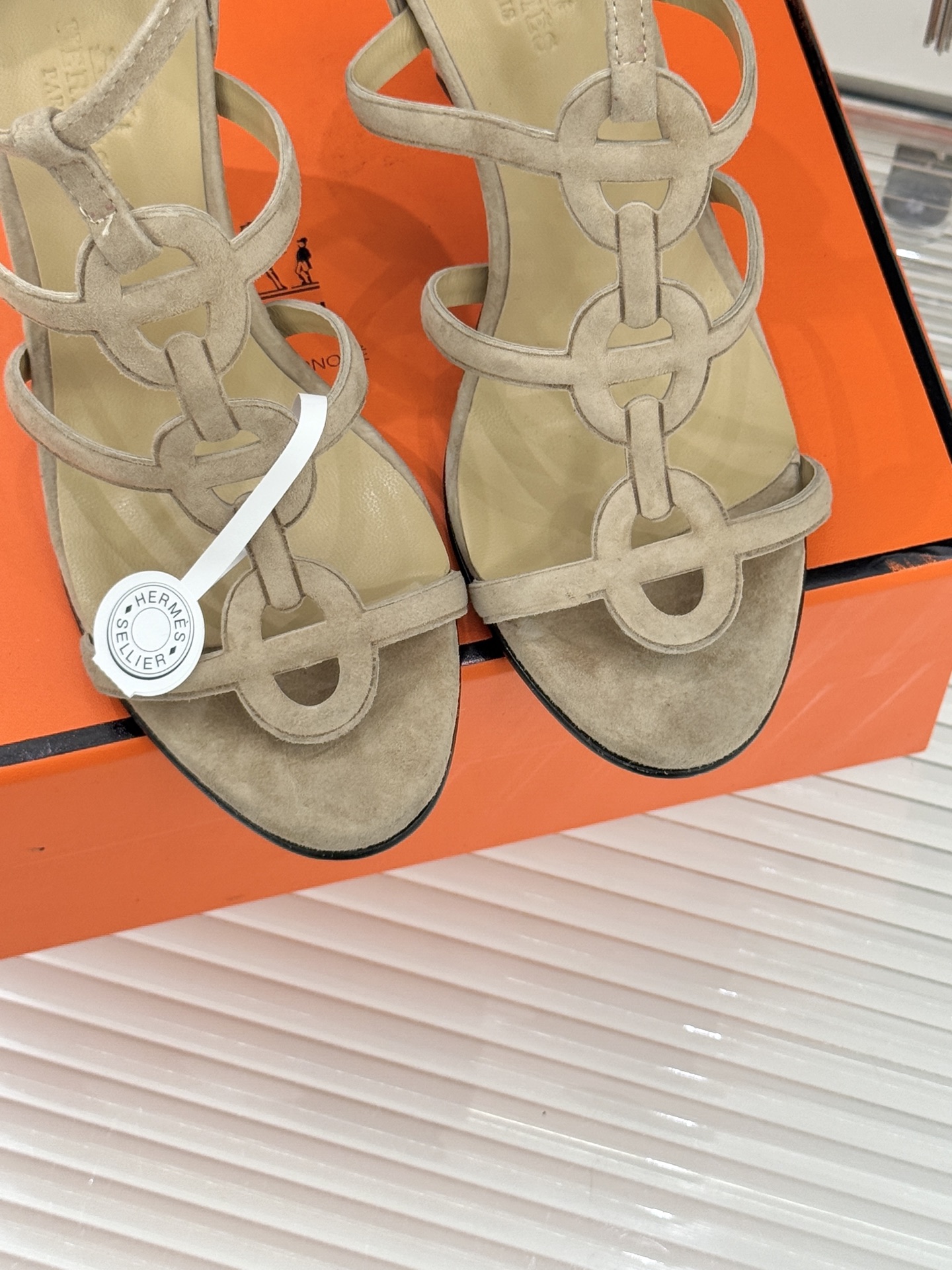 （配原版飞机盒）Hermès/爱马仕26WF早春新品早春猪鼻子细带高跟凉鞋当巴黎早春的暖阳唤醒时尚韵律这