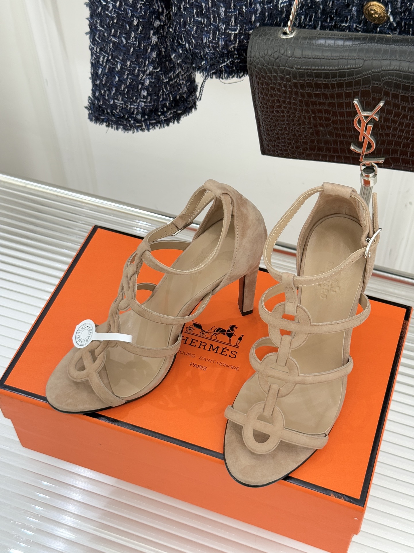 （配原版飞机盒）Hermès/爱马仕26WF早春新品早春猪鼻子细带高跟凉鞋当巴黎早春的暖阳唤醒时尚韵律这