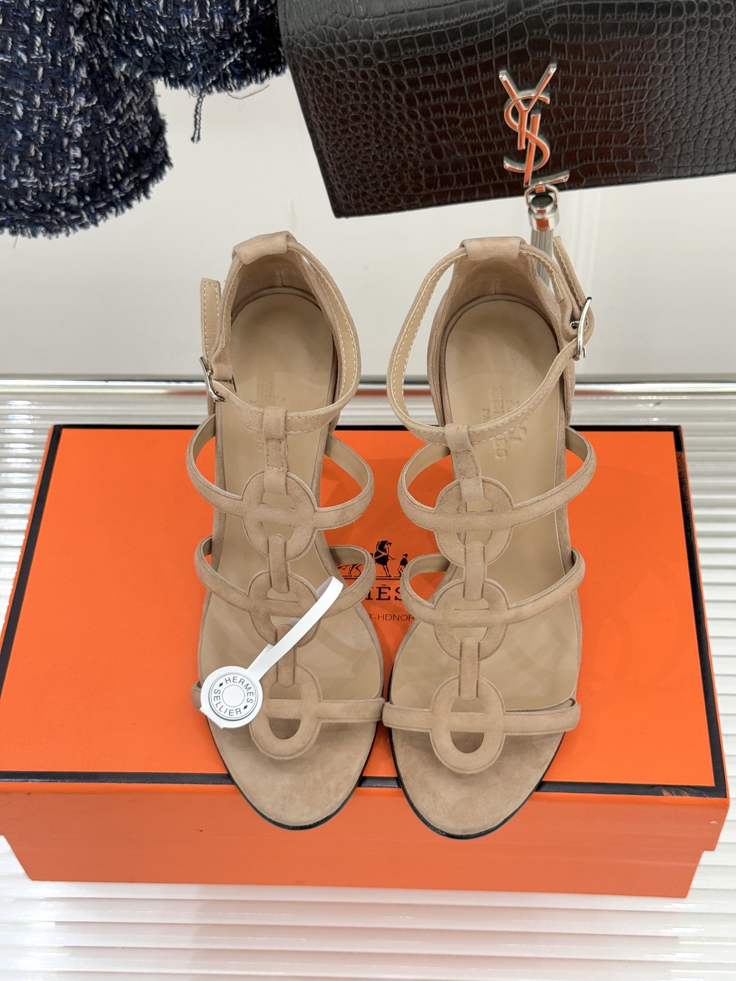 （配原版飞机盒）Hermès/爱马仕26WF早春新品早春猪鼻子细带高跟凉鞋当巴黎早春的暖阳唤醒时尚韵律这