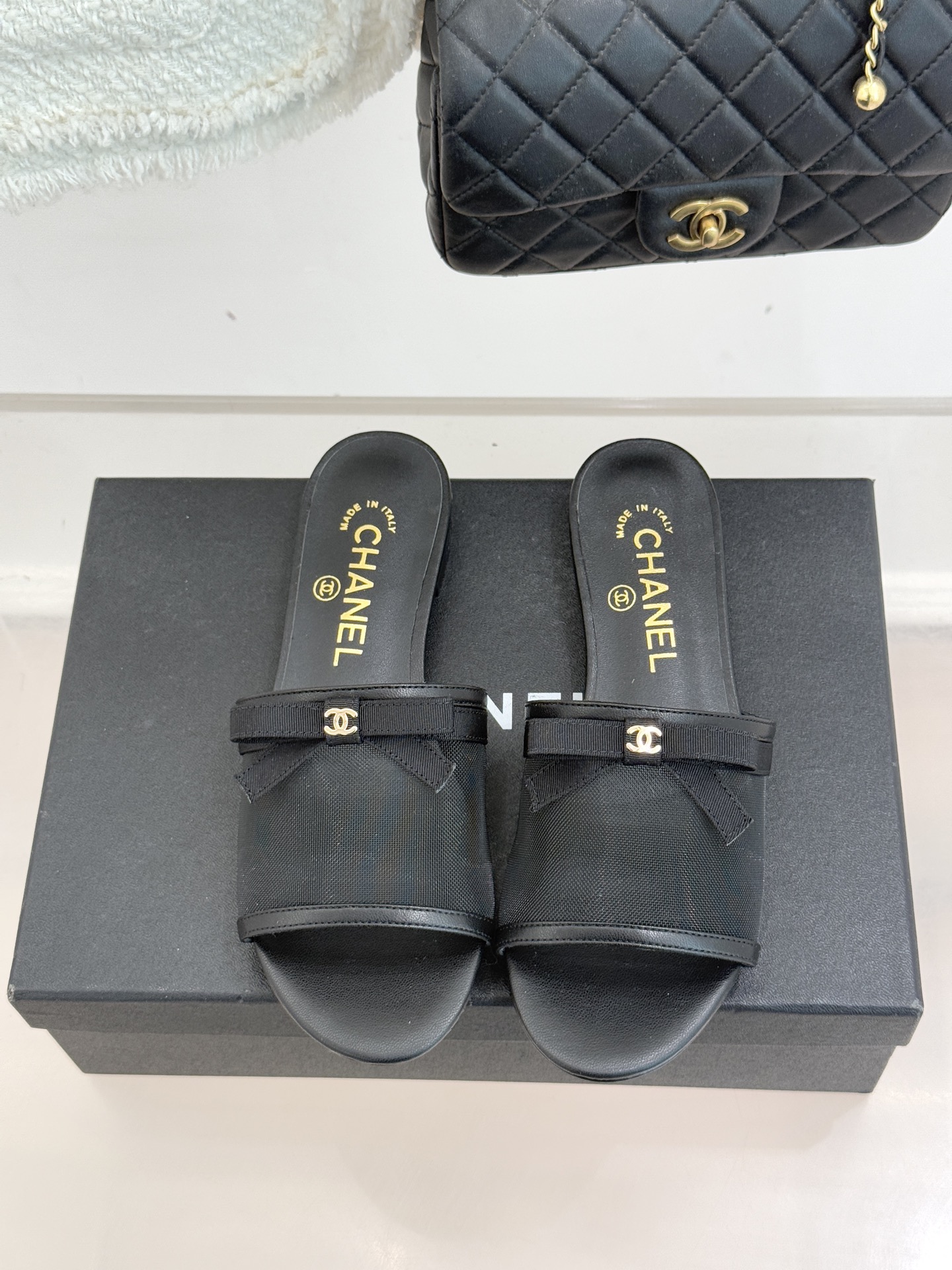 CHANE*｜小香26C新品网纱双C蝴蝶结拖鞋当小香经典符号邂逅26C夏日灵感这双拖鞋便成了奢雅与实穿的