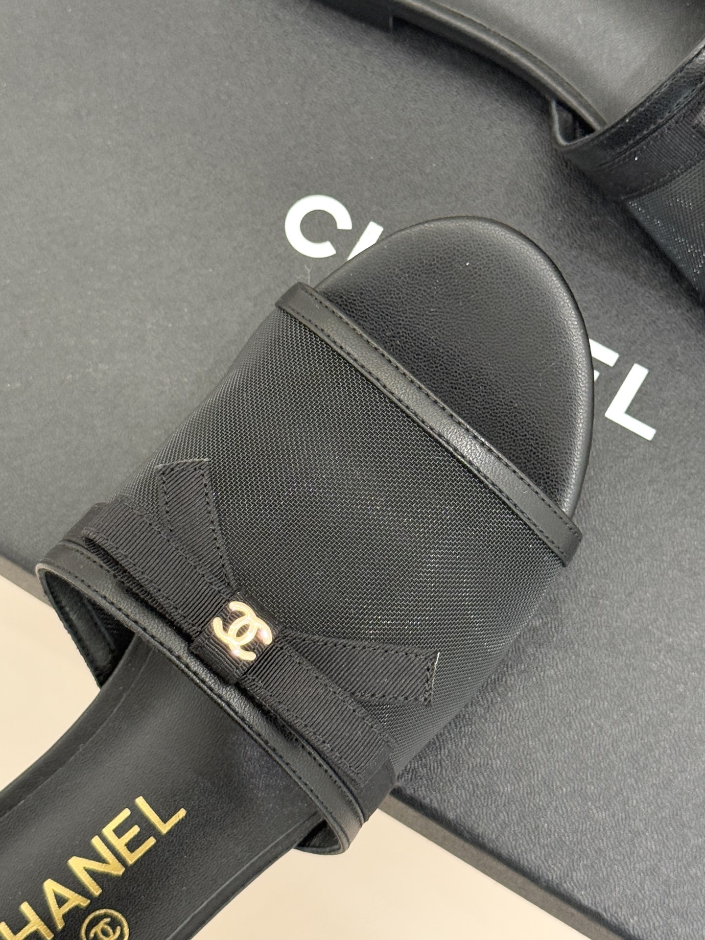 CHANE*｜小香26C新品网纱双C蝴蝶结拖鞋当小香经典符号邂逅26C夏日灵感这双拖鞋便成了奢雅与实穿的