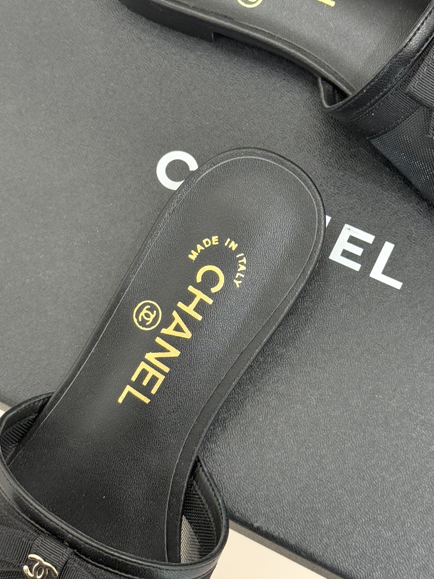 CHANE*｜小香26C新品网纱双C蝴蝶结拖鞋当小香经典符号邂逅26C夏日灵感这双拖鞋便成了奢雅与实穿的