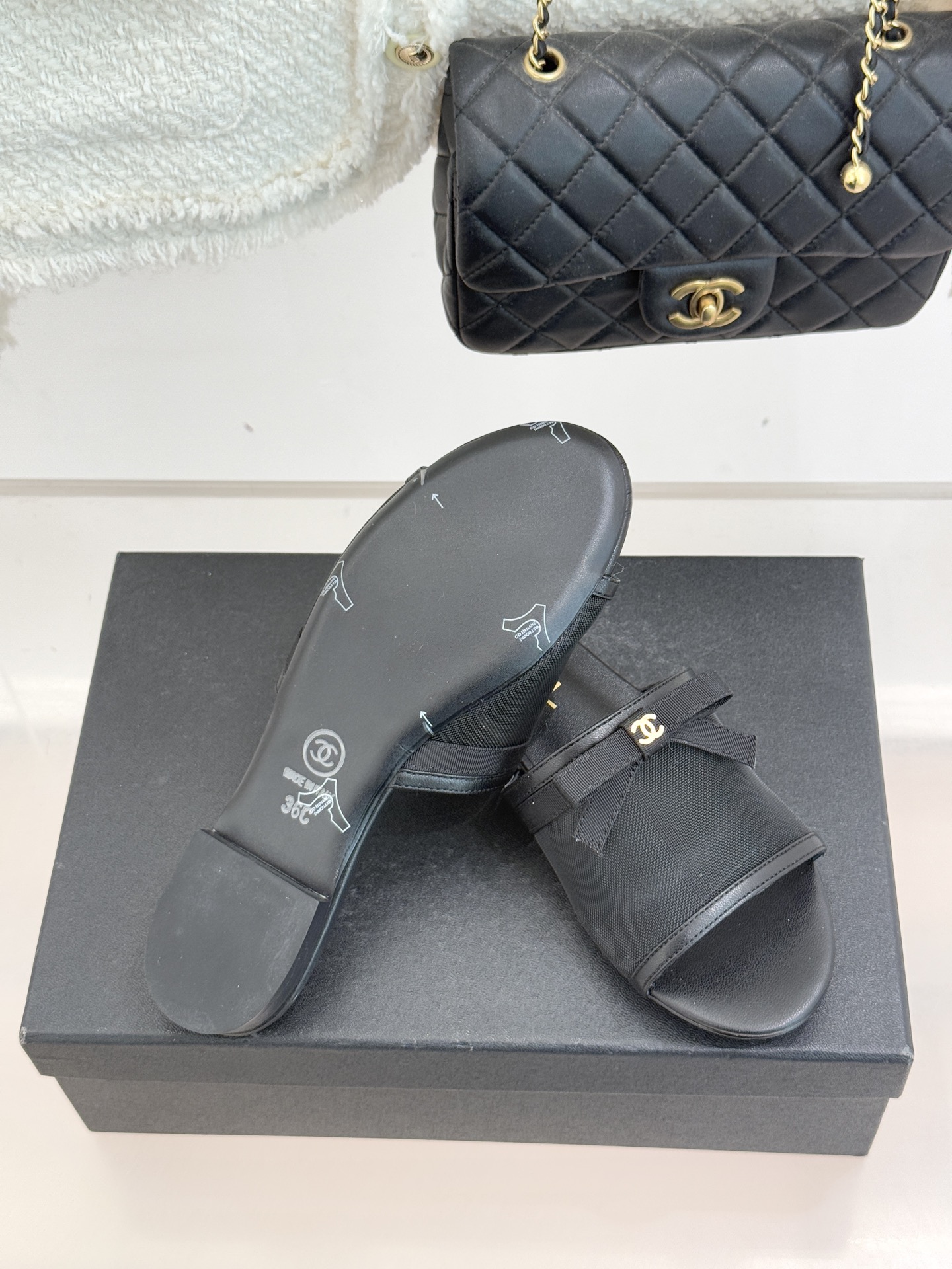 CHANE*｜小香26C新品网纱双C蝴蝶结拖鞋当小香经典符号邂逅26C夏日灵感这双拖鞋便成了奢雅与实穿的