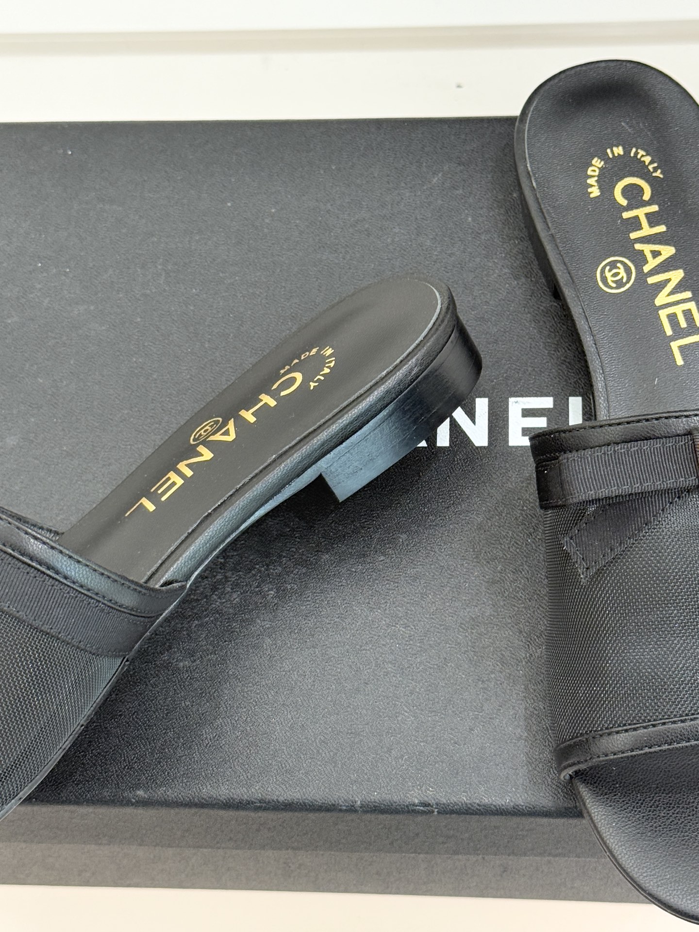 CHANE*｜小香26C新品网纱双C蝴蝶结拖鞋当小香经典符号邂逅26C夏日灵感这双拖鞋便成了奢雅与实穿的