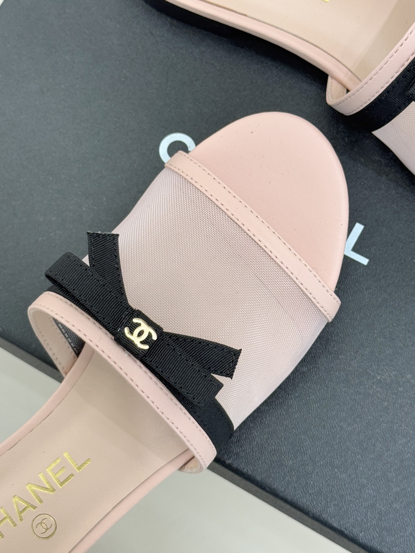 CHANE*｜小香26C新品网纱双C蝴蝶结拖鞋当小香经典符号邂逅26C夏日灵感这双拖鞋便成了奢雅与实穿的