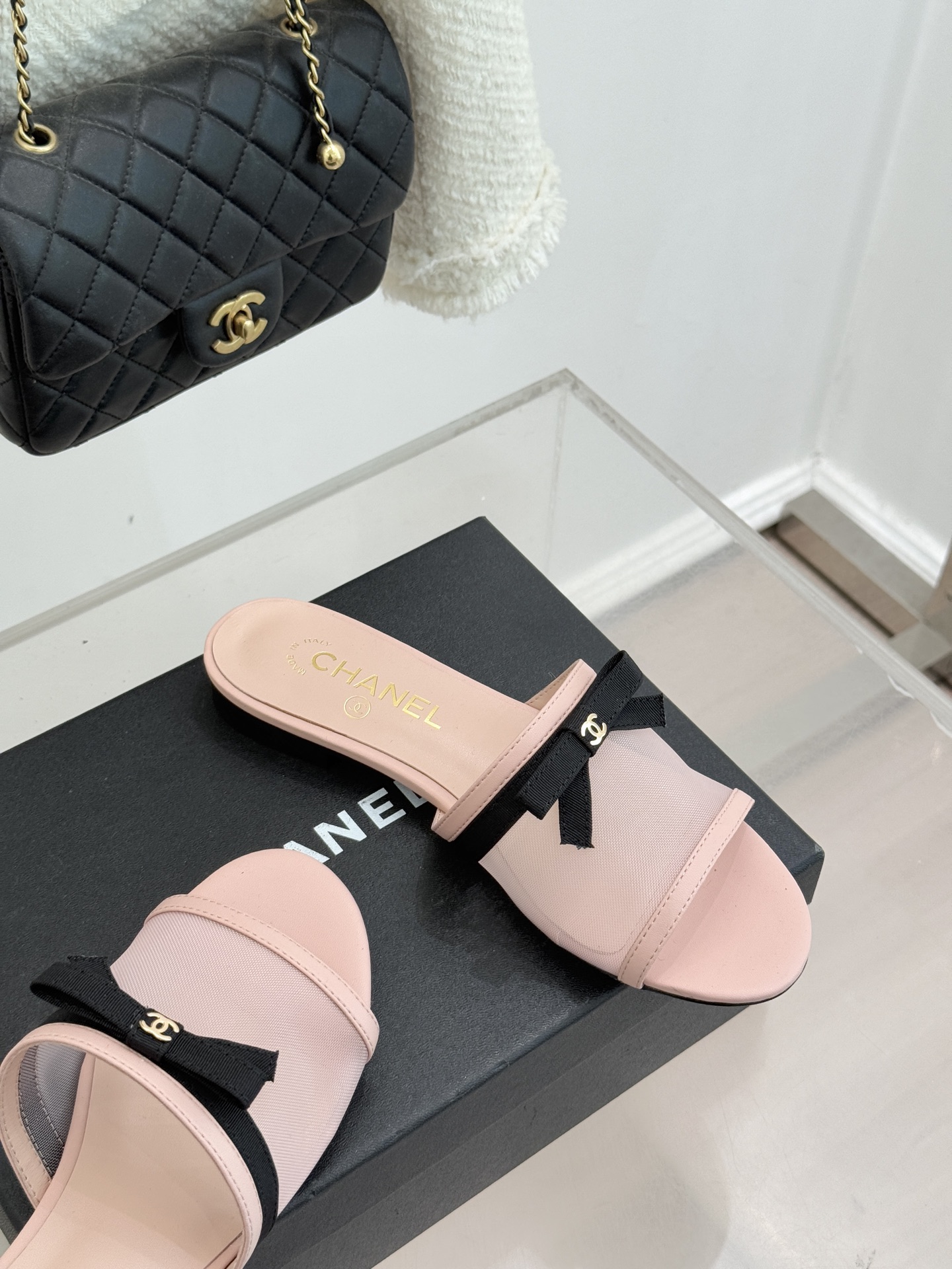 CHANE*｜小香26C新品网纱双C蝴蝶结拖鞋当小香经典符号邂逅26C夏日灵感这双拖鞋便成了奢雅与实穿的