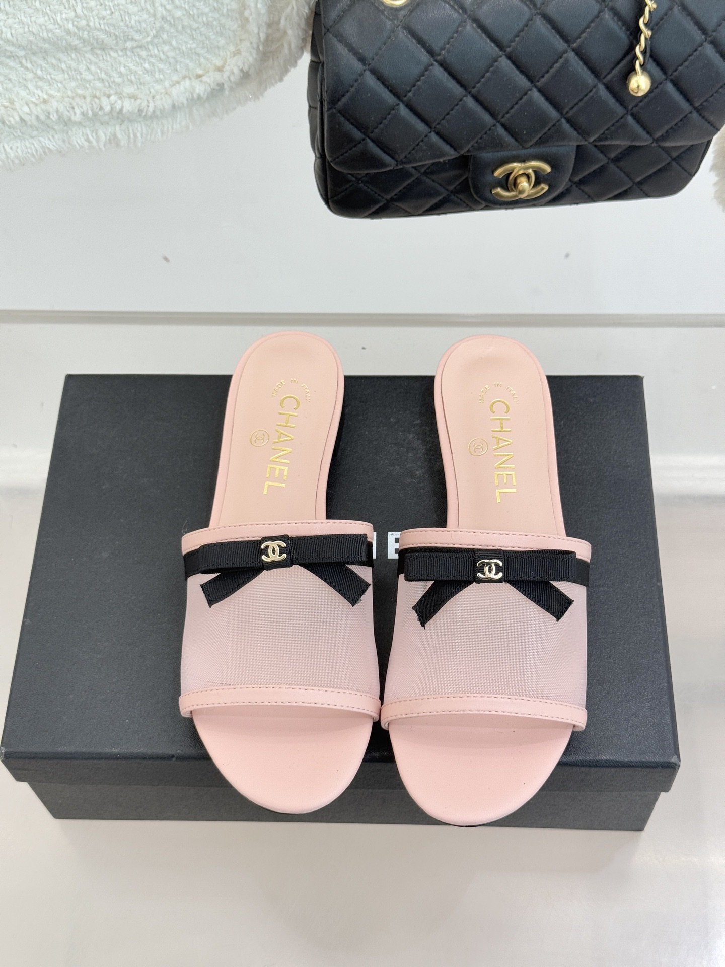 CHANE*｜小香26C新品网纱双C蝴蝶结拖鞋当小香经典符号邂逅26C夏日灵感这双拖鞋便成了奢雅与实穿的
