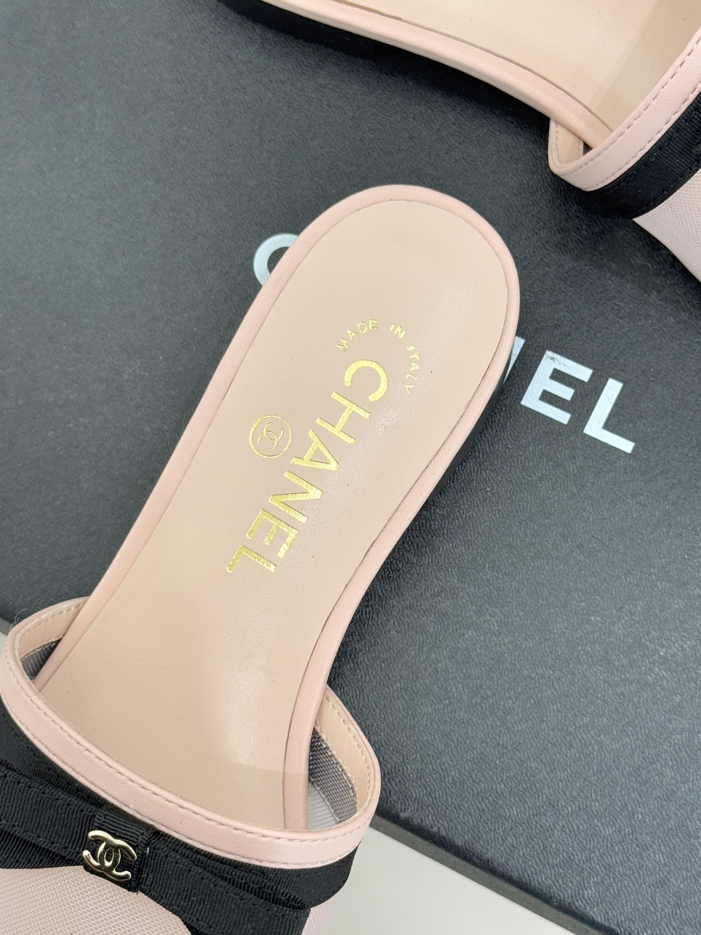 CHANE*｜小香26C新品网纱双C蝴蝶结拖鞋当小香经典符号邂逅26C夏日灵感这双拖鞋便成了奢雅与实穿的