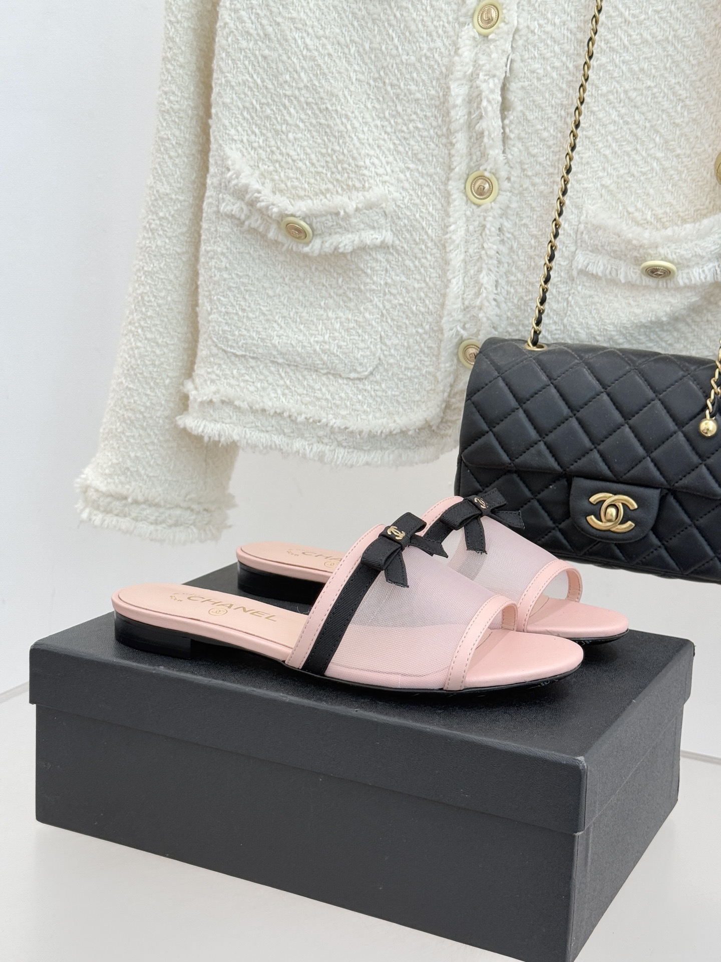 CHANE*｜小香26C新品网纱双C蝴蝶结拖鞋当小香经典符号邂逅26C夏日灵感这双拖鞋便成了奢雅与实穿的