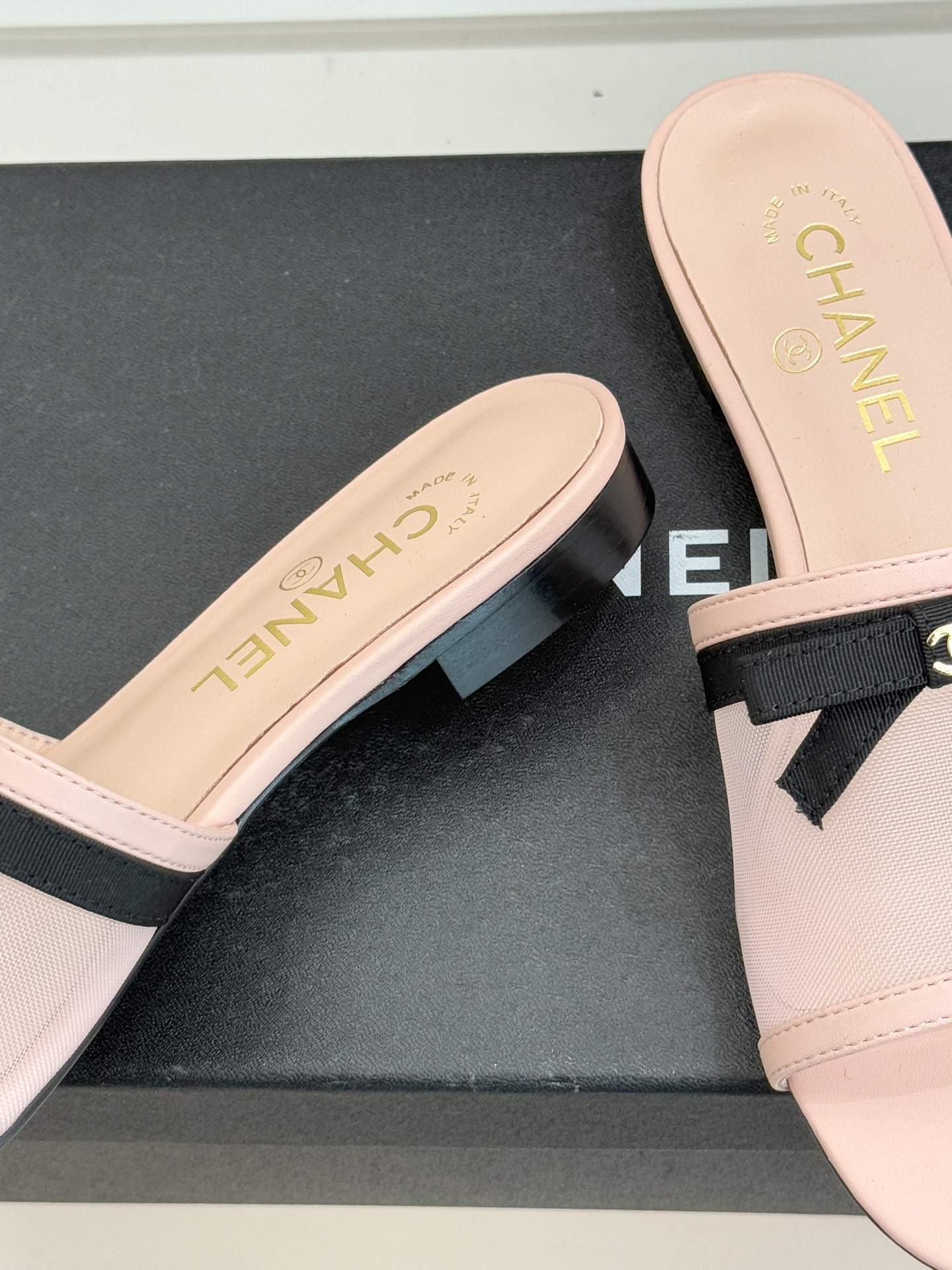 CHANE*｜小香26C新品网纱双C蝴蝶结拖鞋当小香经典符号邂逅26C夏日灵感这双拖鞋便成了奢雅与实穿的