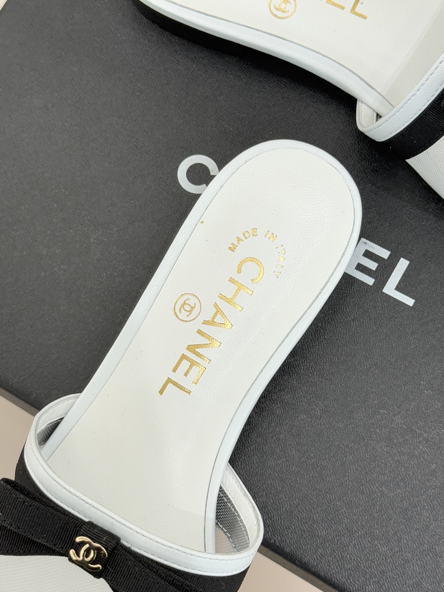 CHANE*｜小香26C新品网纱双C蝴蝶结拖鞋当小香经典符号邂逅26C夏日灵感这双拖鞋便成了奢雅与实穿的