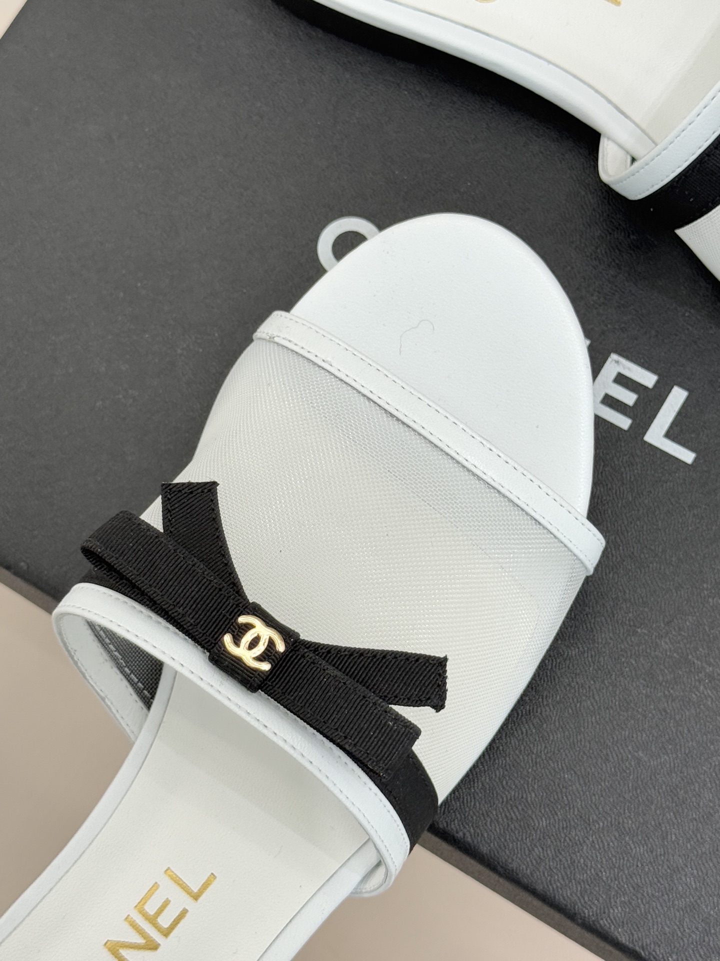 CHANE*｜小香26C新品网纱双C蝴蝶结拖鞋当小香经典符号邂逅26C夏日灵感这双拖鞋便成了奢雅与实穿的