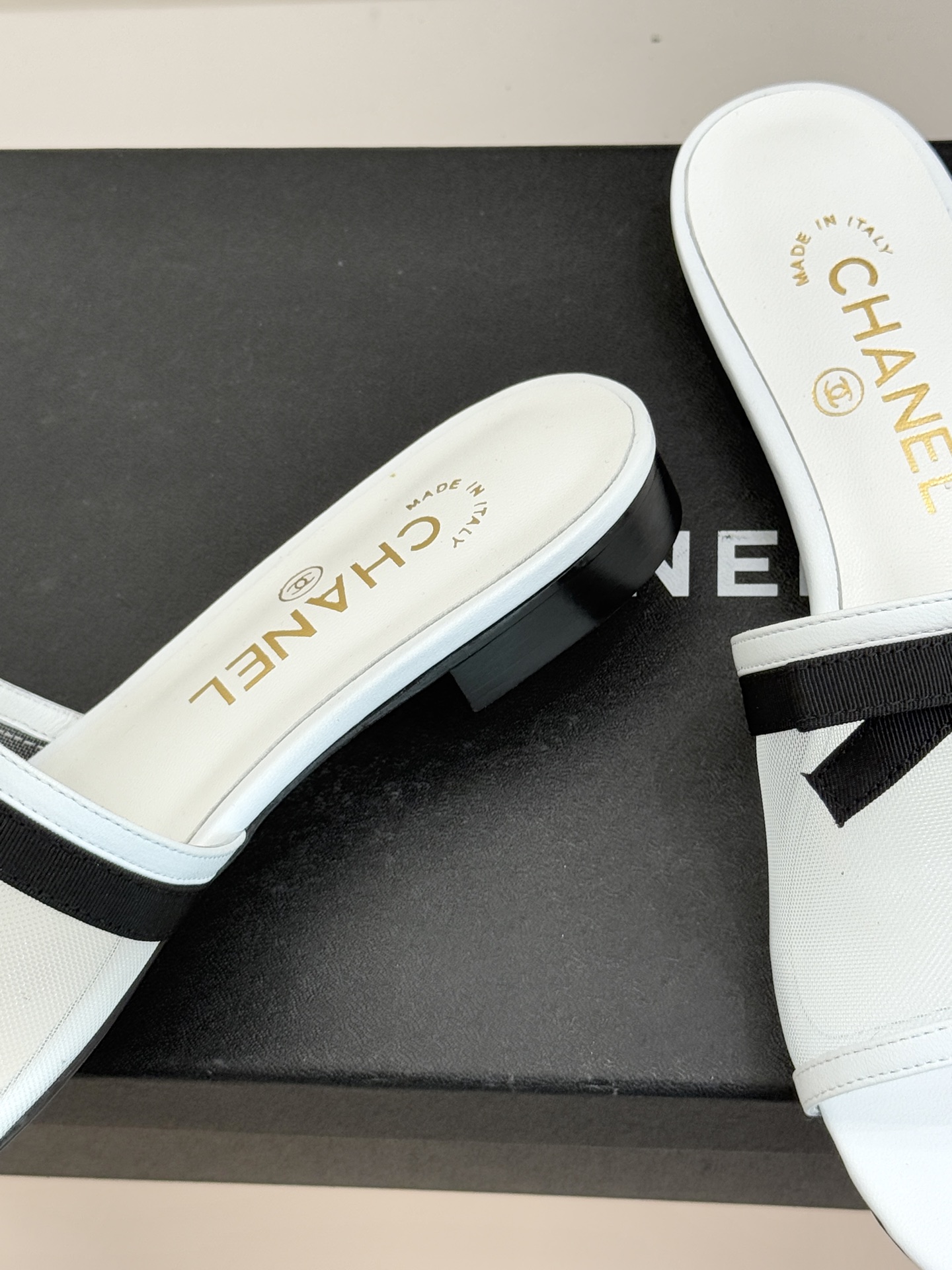 CHANE*｜小香26C新品网纱双C蝴蝶结拖鞋当小香经典符号邂逅26C夏日灵感这双拖鞋便成了奢雅与实穿的