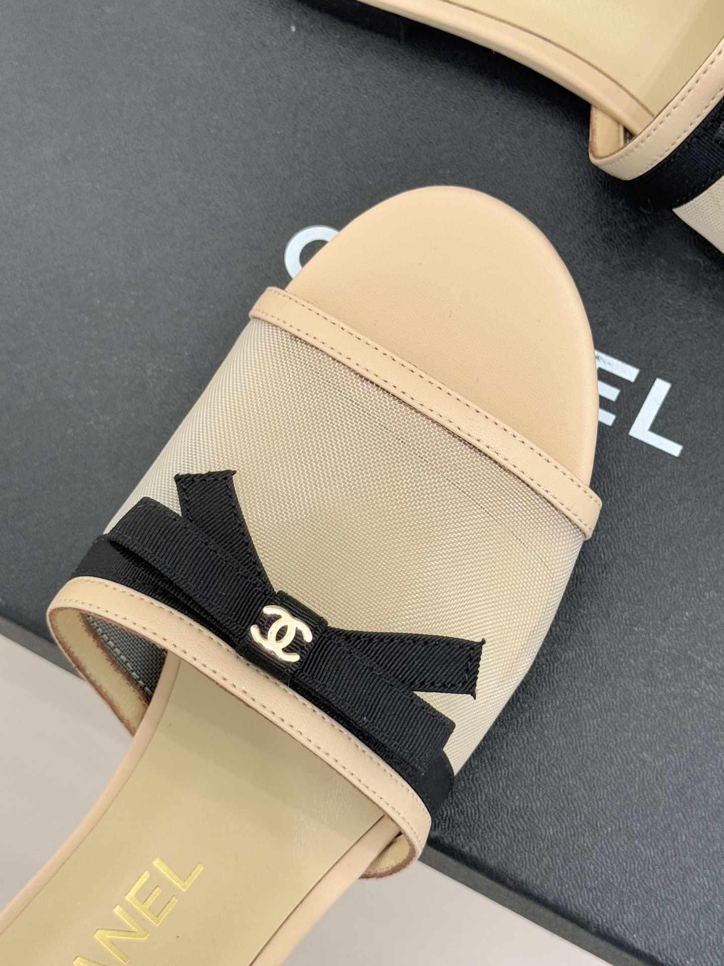 CHANE*｜小香26C新品网纱双C蝴蝶结拖鞋当小香经典符号邂逅26C夏日灵感这双拖鞋便成了奢雅与实穿的