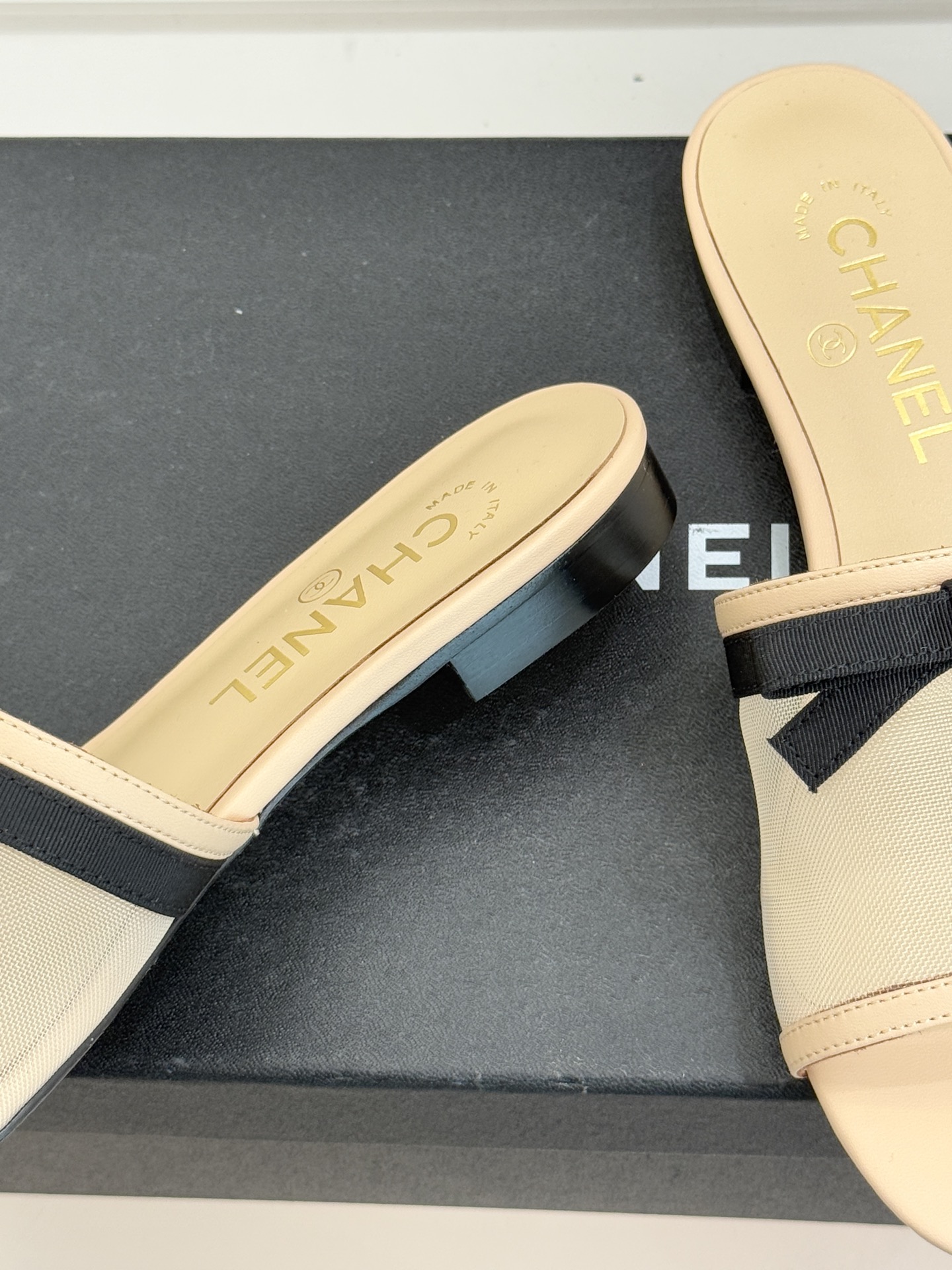 CHANE*｜小香26C新品网纱双C蝴蝶结拖鞋当小香经典符号邂逅26C夏日灵感这双拖鞋便成了奢雅与实穿的