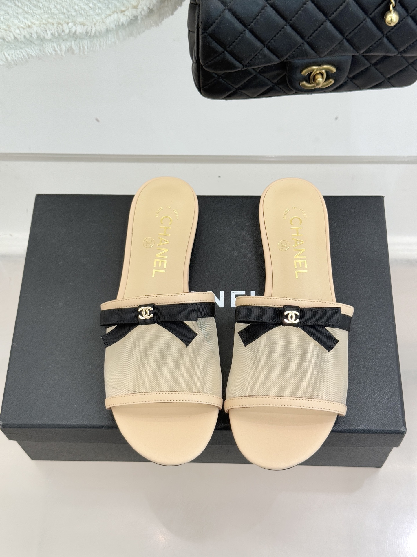 CHANE*｜小香26C新品网纱双C蝴蝶结拖鞋当小香经典符号邂逅26C夏日灵感这双拖鞋便成了奢雅与实穿的