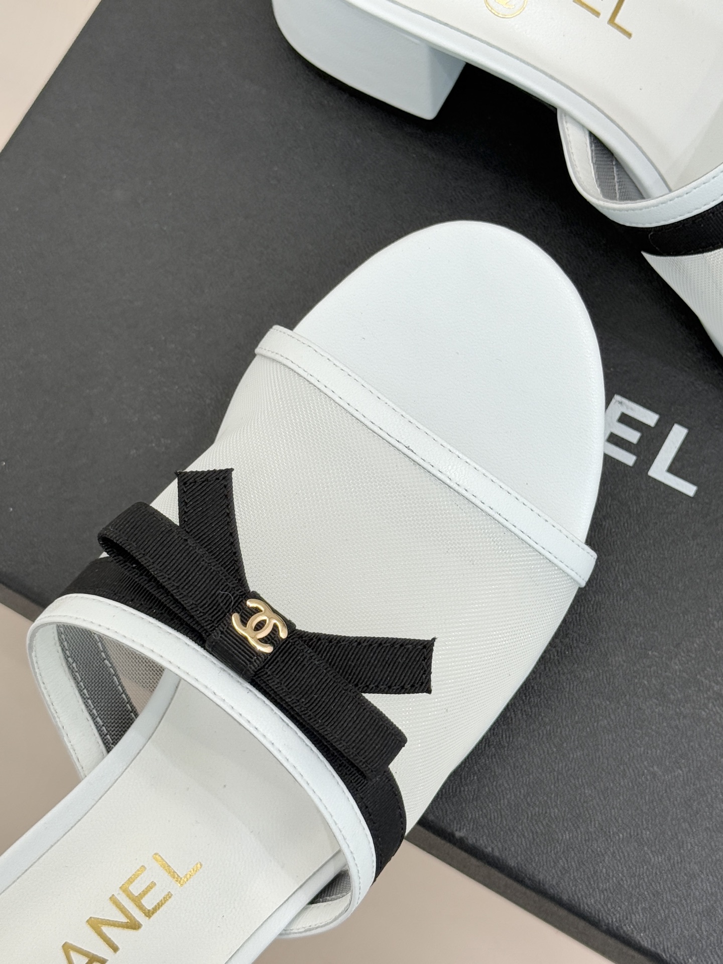 CHANE*｜小香26C新品网纱双C蝴蝶结拖鞋当小香经典符号邂逅26C夏日灵感这双拖鞋便成了奢雅与实穿的
