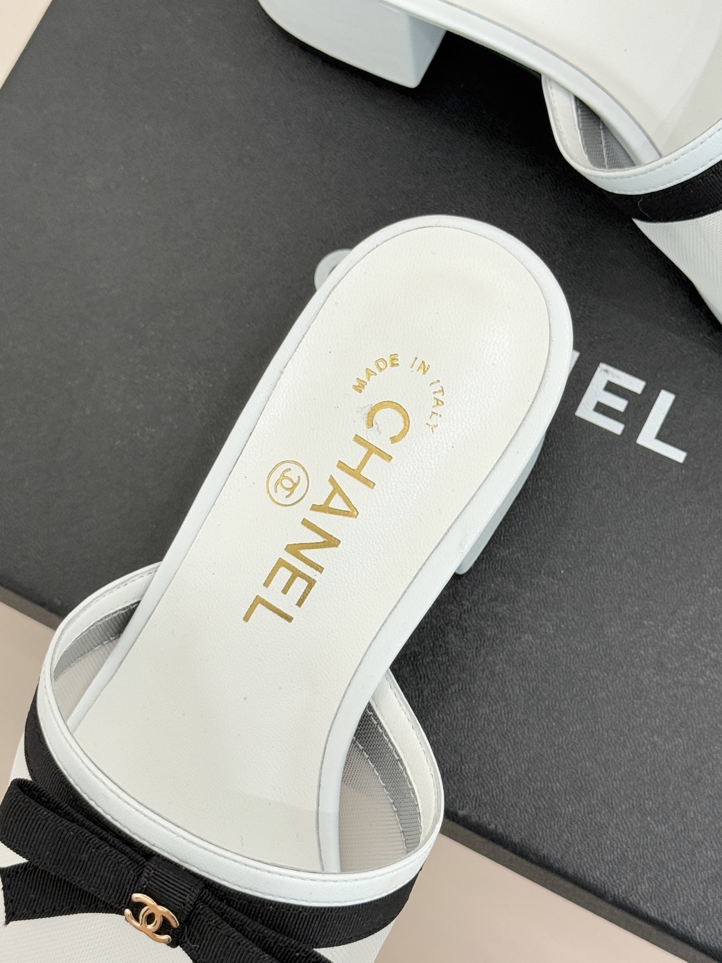 CHANE*｜小香26C新品网纱双C蝴蝶结拖鞋当小香经典符号邂逅26C夏日灵感这双拖鞋便成了奢雅与实穿的